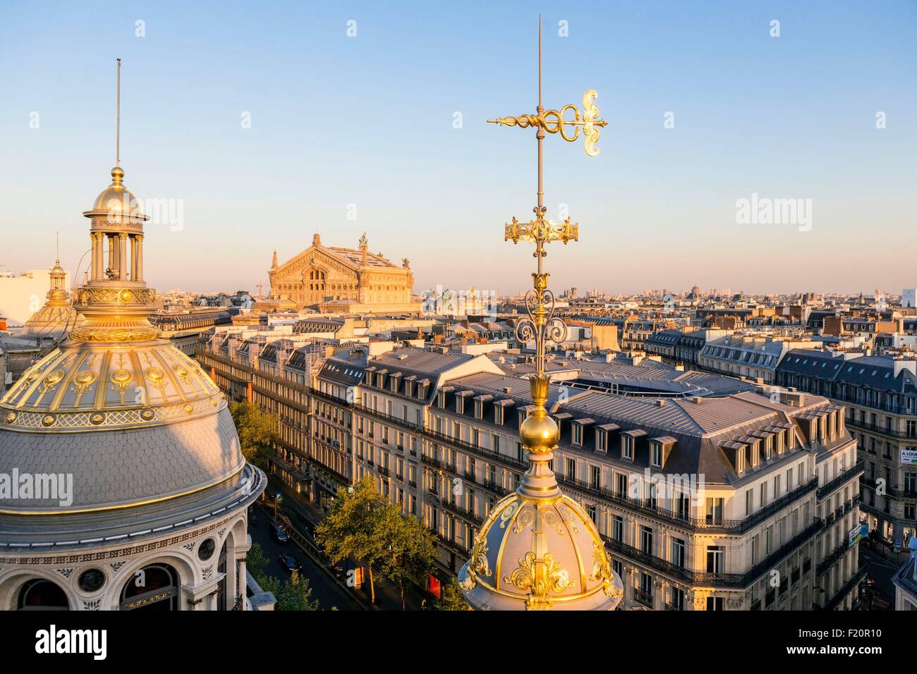 Francia, Parigi, la cupola dorata del Printemps department store (rinnovato nel 2009), e l'Opera Garnier Foto Stock