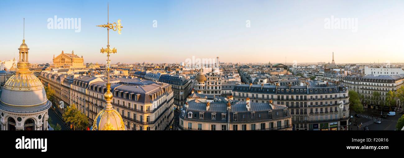 Francia, Parigi, la cupola dorata del Printemps department store (rinnovato nel 2009), e l'Opera Garnier Foto Stock