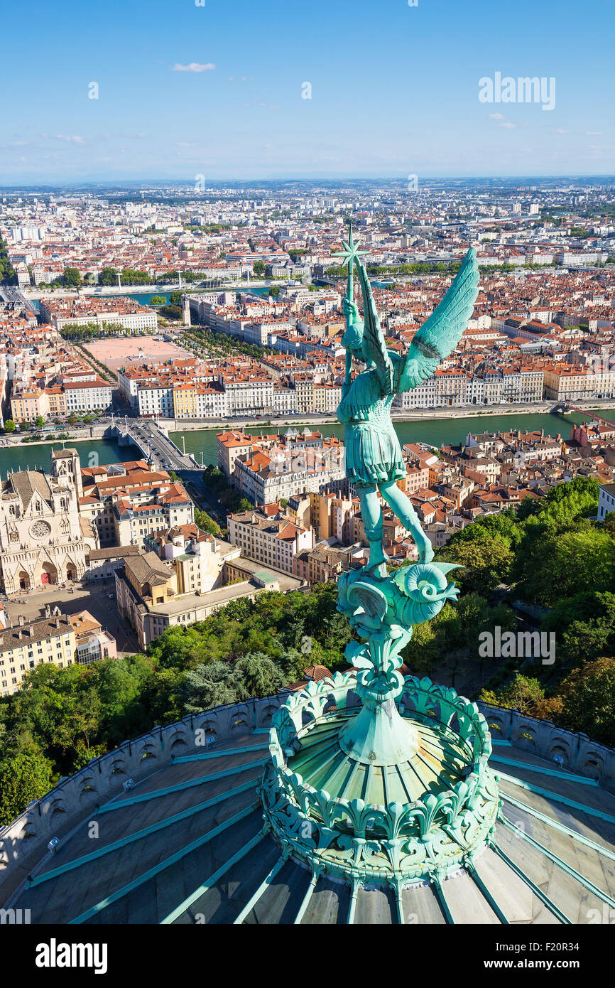 Vista verticale di Lione dalla cima di Notre Dame de Fourviere, Francia, Europa Foto Stock