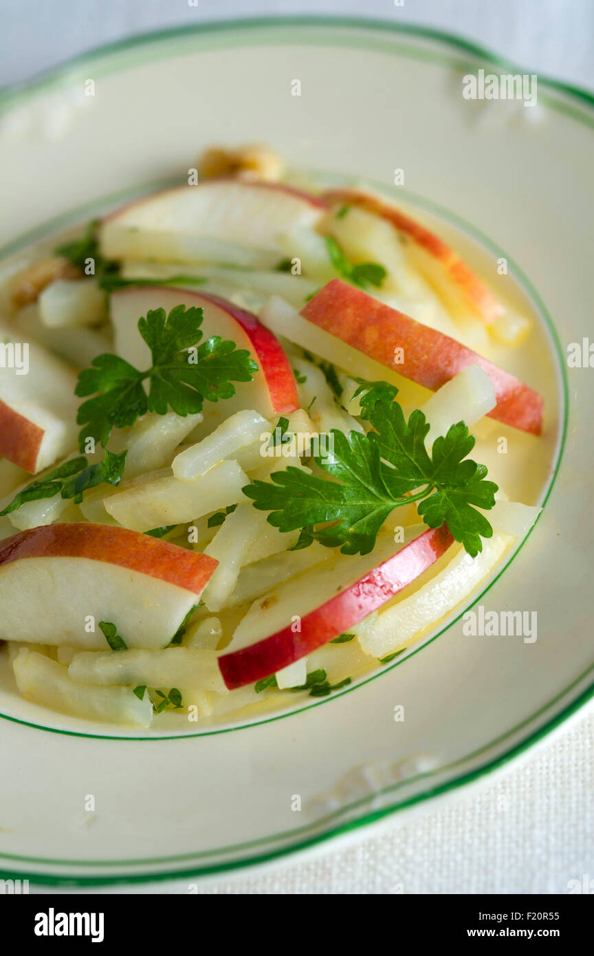 Insalata di Apple un dessert tradizionale. un regno unito le mele insalate di frutta dolci di frutta dolci dolci pasti pasto pud budino puds budini Foto Stock