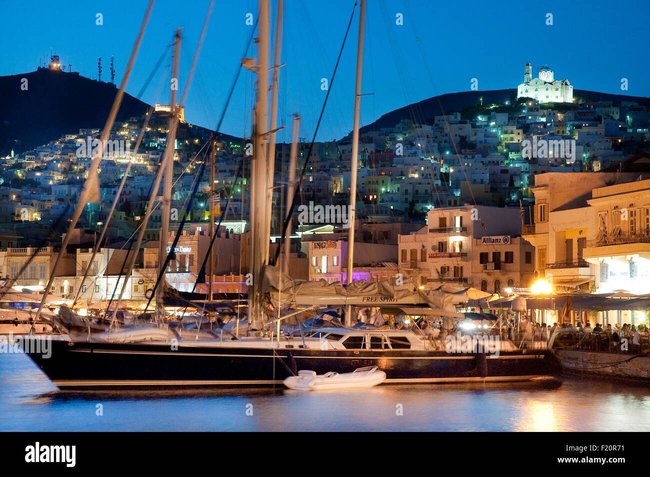 La Grecia, Syros Island, Syros porto al crepuscolo Foto Stock