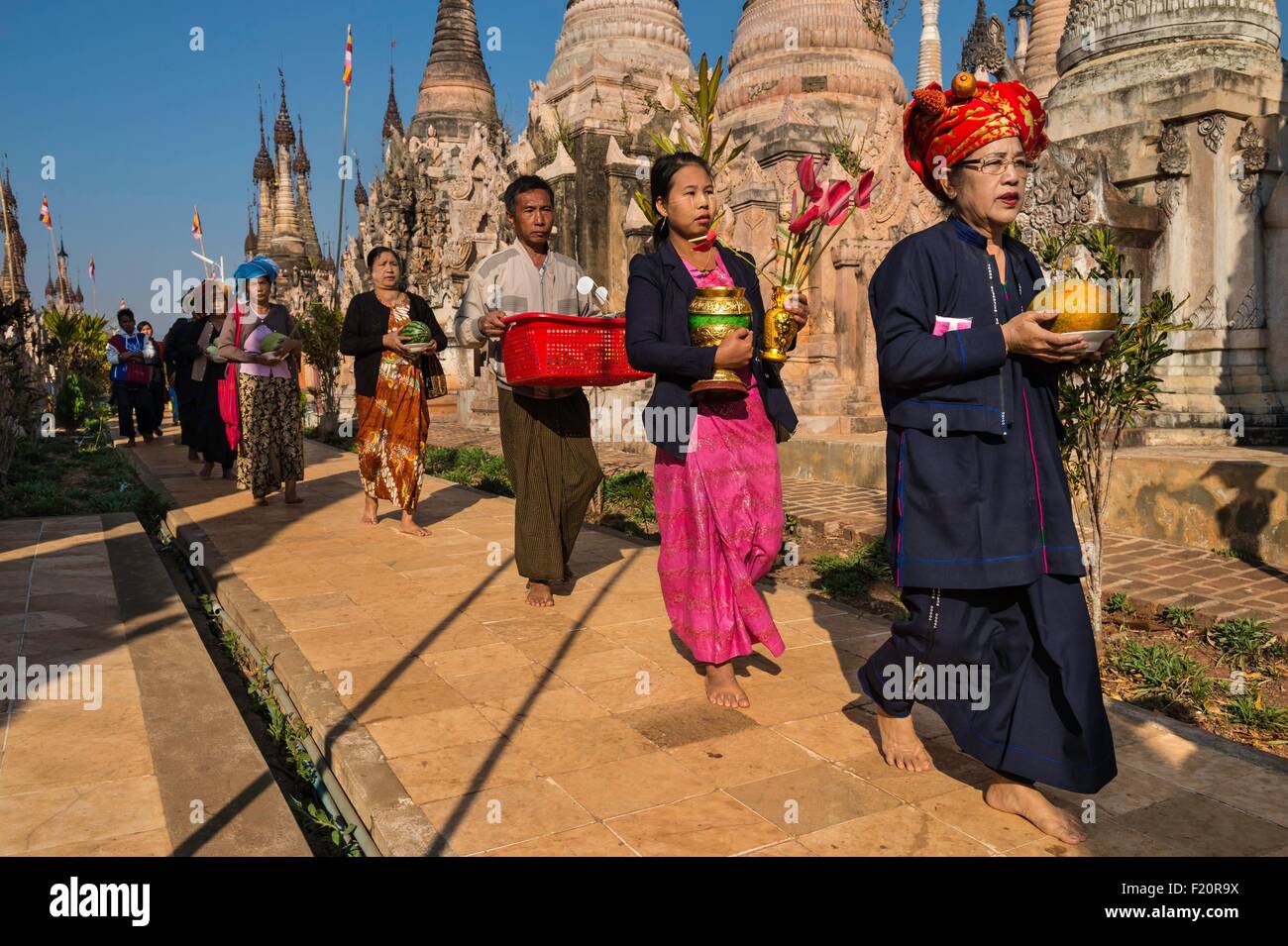 Myanmar (Birmania), stato Shan, Pao la tribù, Kakku, pellegrini con offerte durante il Kakku pagoda festival organizzato per la luna piena del Tabaung mese di calendario birmano Foto Stock