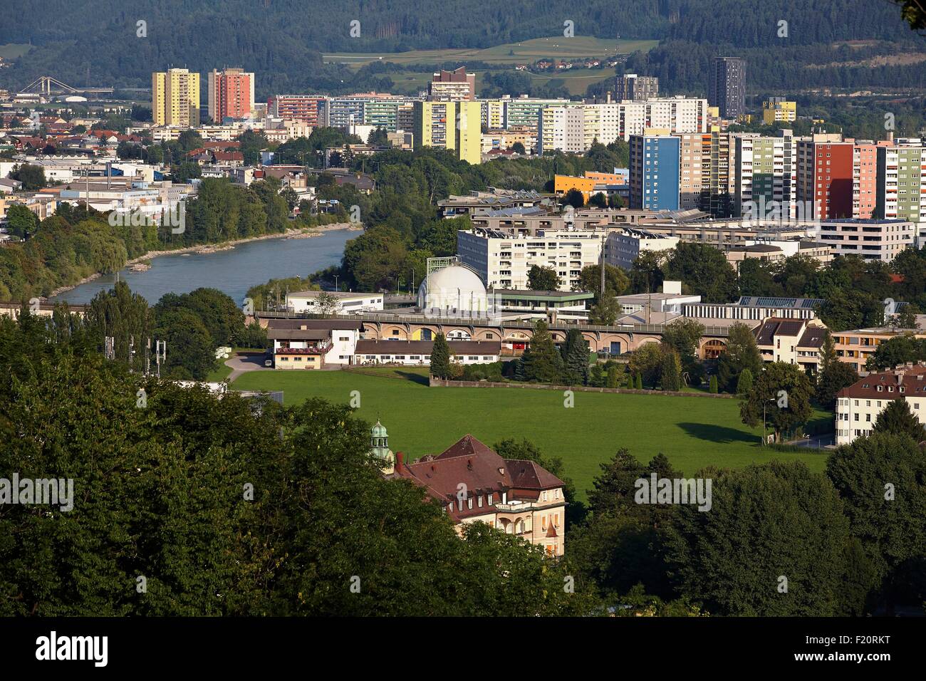 Austria, Tirolo, Innsbruck, vista sopra la città moderna attraversata dal fiume Inn Foto Stock