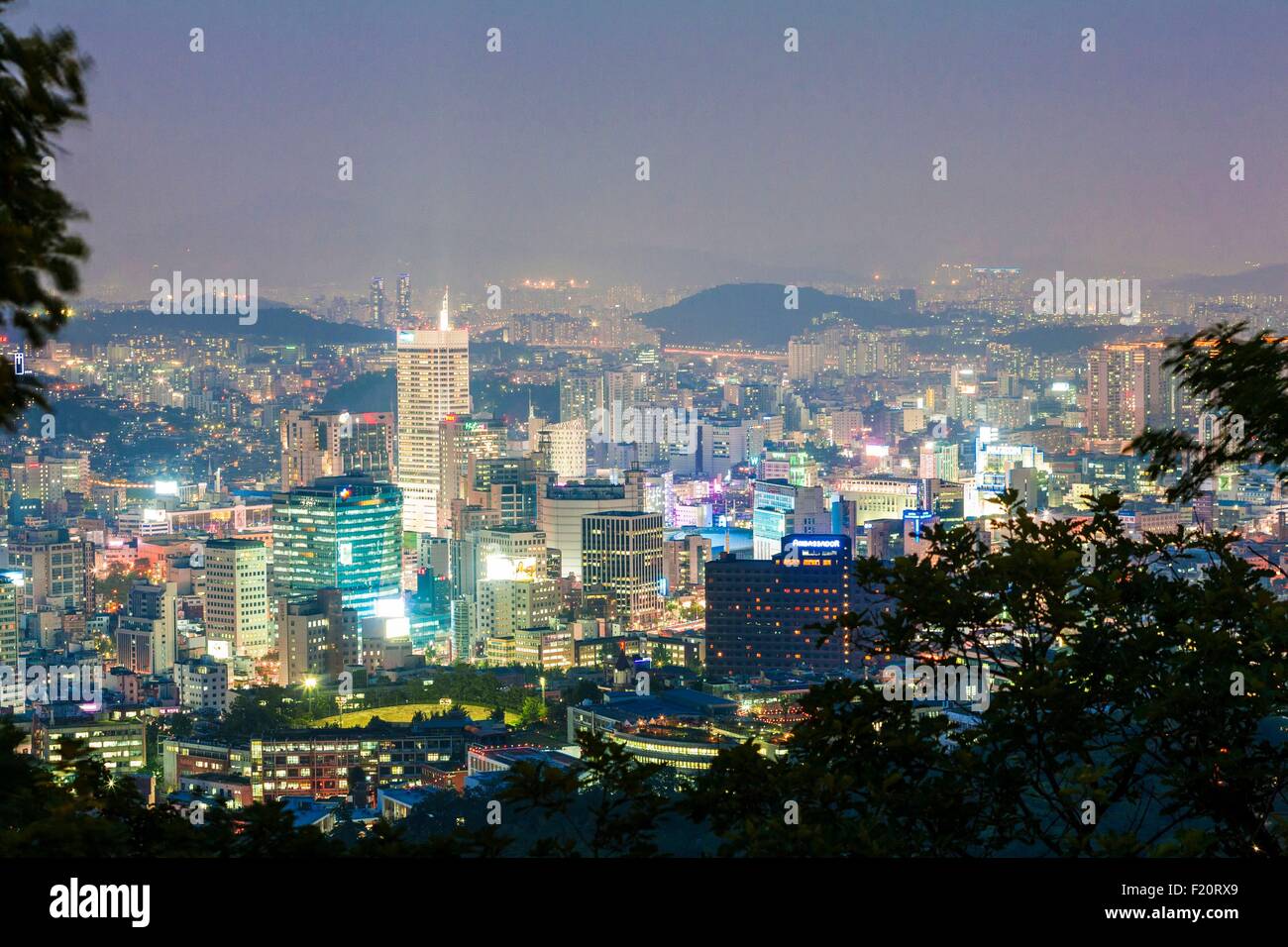 Corea del Sud, Seoul, vista dal Monte Namsan su Western Parco di Namsan al crepuscolo Foto Stock