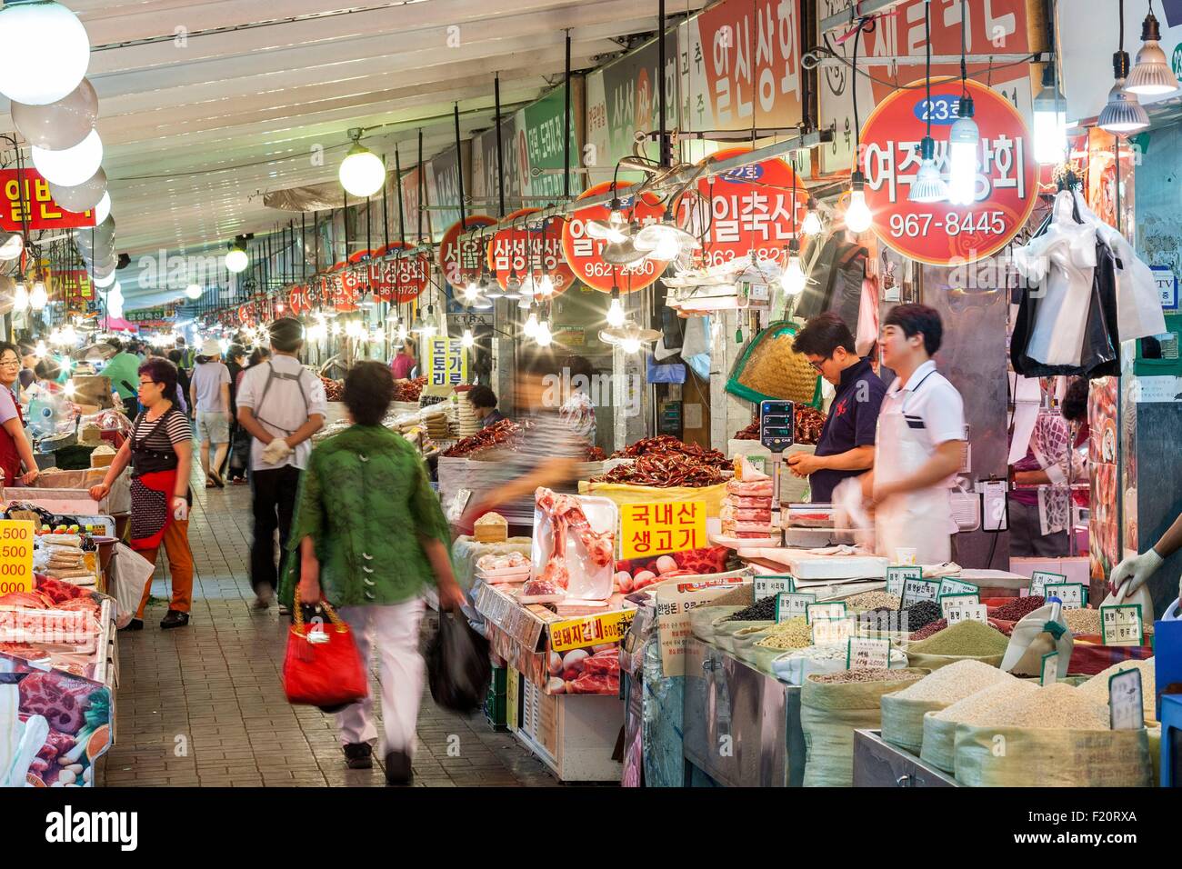 Corea del Sud di Seul Yangnyeong mercato, basata sul mercato negli anni sessanta Foto Stock