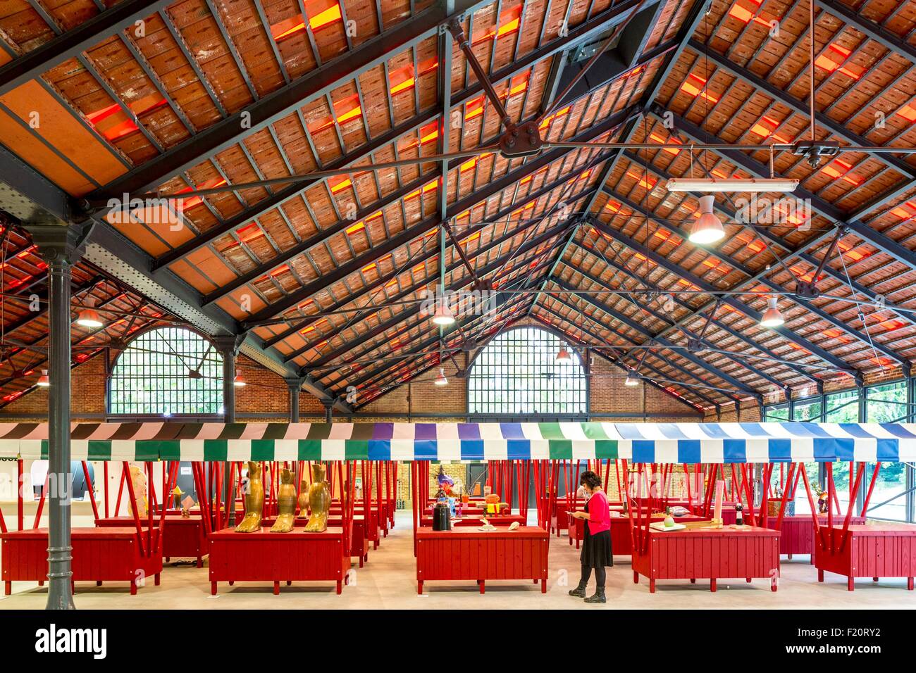 Francia, Ille et Vilaine, Rennes Saint Jacques de la Lande, Courrouze Hall (ex arsenale militare del XIX secolo), la mostra di arte contemporanea dal titolo il parco giochi Foto Stock