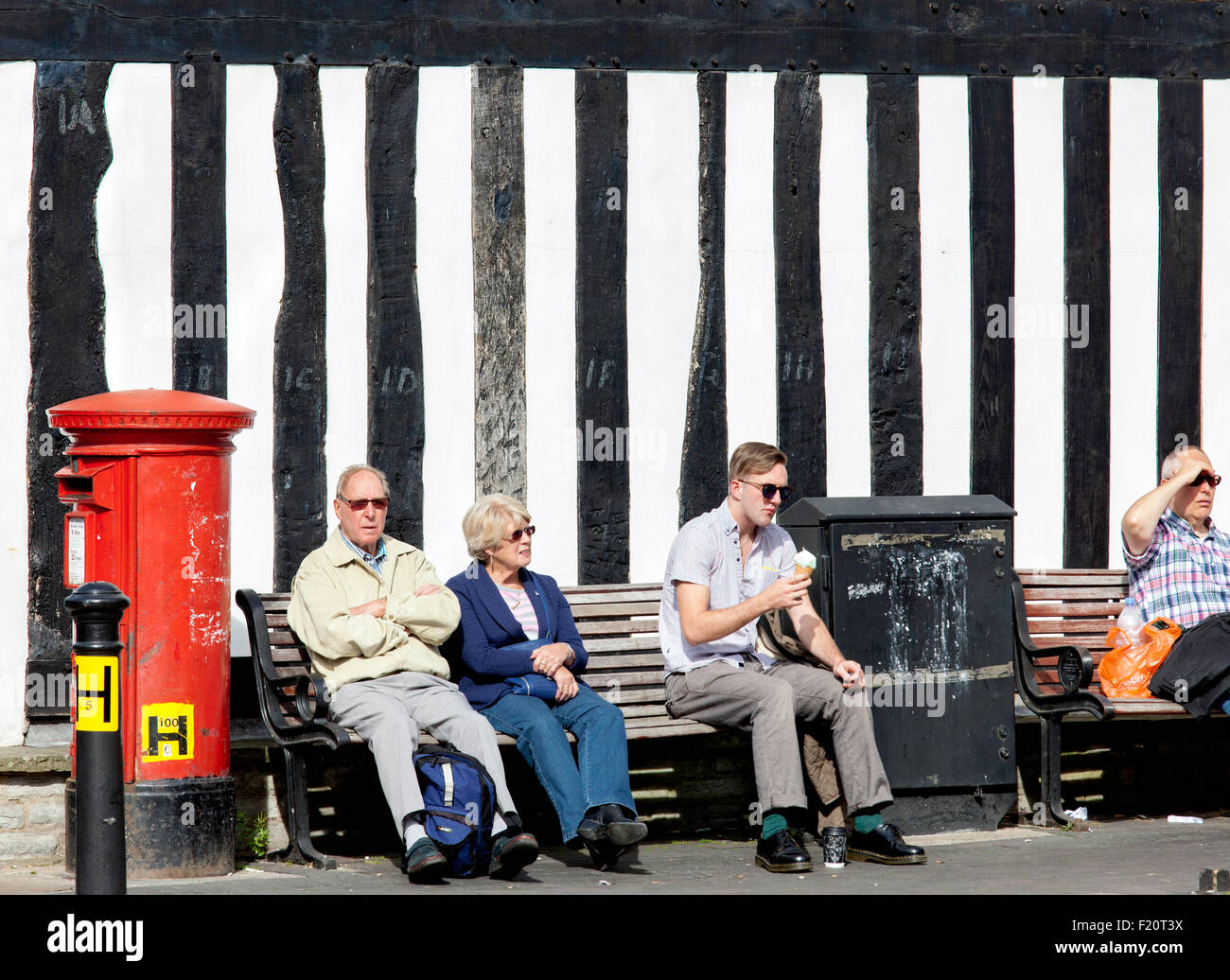 Casella Montante da un edificio con travi di legno, England, Regno Unito Foto Stock