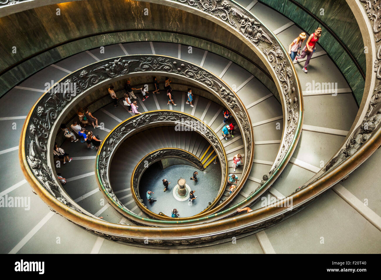 Scala a chiocciola progettata nel 1932 da Giuseppe Momo è una doppia elica scala Museo Vaticano Città del Vaticano Roma Italia Europa UE Foto Stock