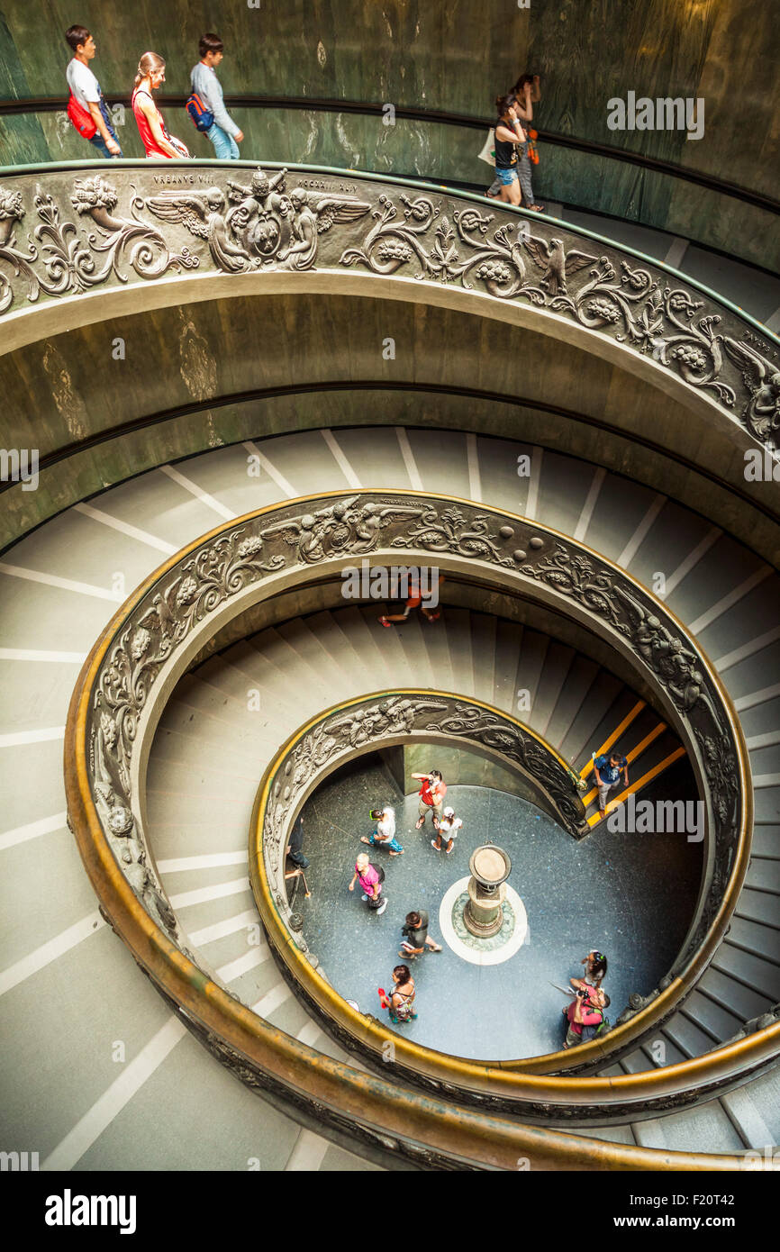 Scala a chiocciola progettata nel 1932 da Giuseppe Momo è una doppia elica scala Museo Vaticano Città del Vaticano Roma Italia Europa UE Foto Stock