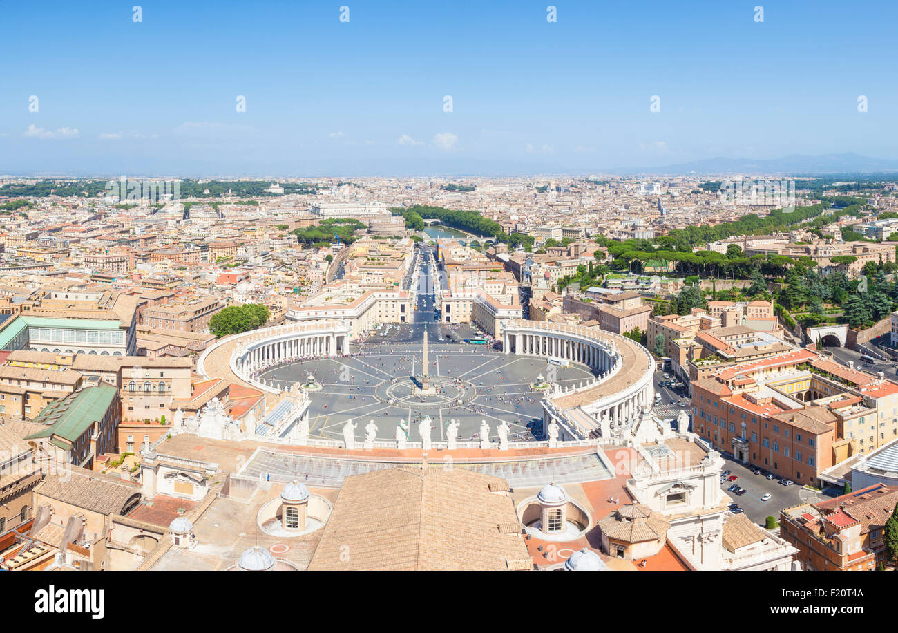 Vista di Piazza San Pietro dalla Basilica di San Pietro la cupola Città del Vaticano Roma Roma Lazio Italia Europa UE Foto Stock