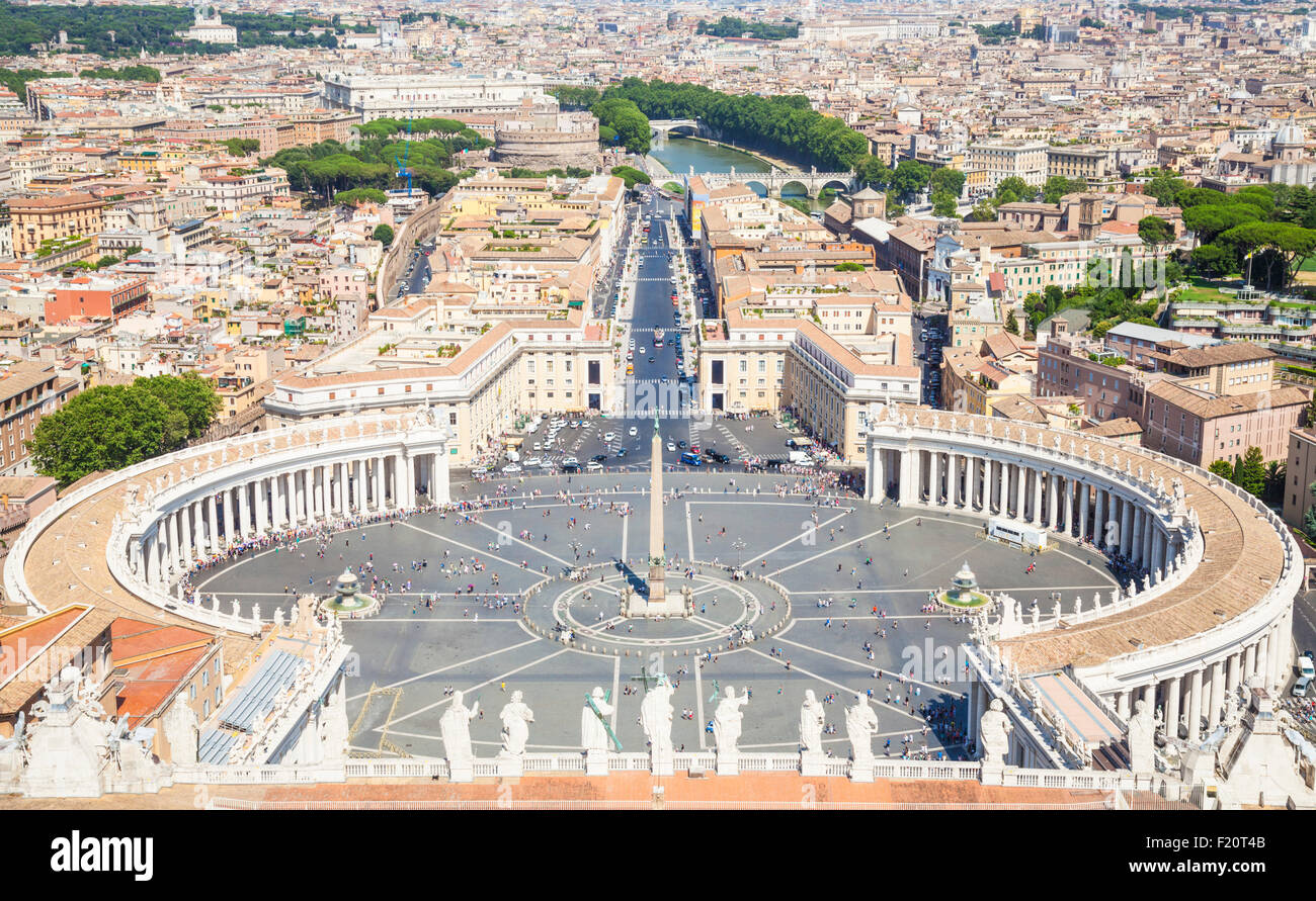 Vista di Piazza San Pietro dalla Basilica di San Pietro la cupola Città del Vaticano Roma Roma Lazio Italia Europa UE Foto Stock