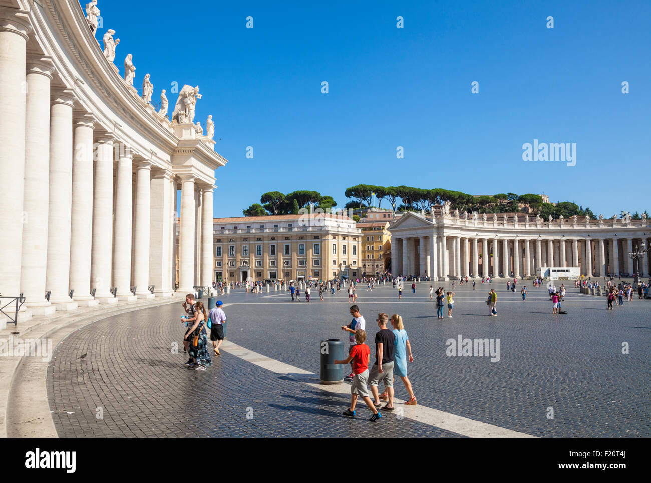 Le colonne che circondano Piazza San Pietro e la Basilica di San Pietro Città del Vaticano Roma Roma Lazio Italia Europa UE Foto Stock