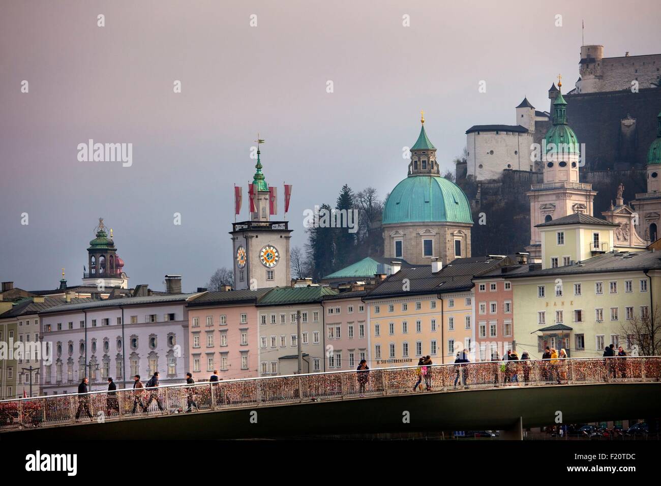 Austria, Salisburgo, Natale, il Duomo di Salisburgo, Rathaus o City Hall e Hohensalzburg Caslte Foto Stock