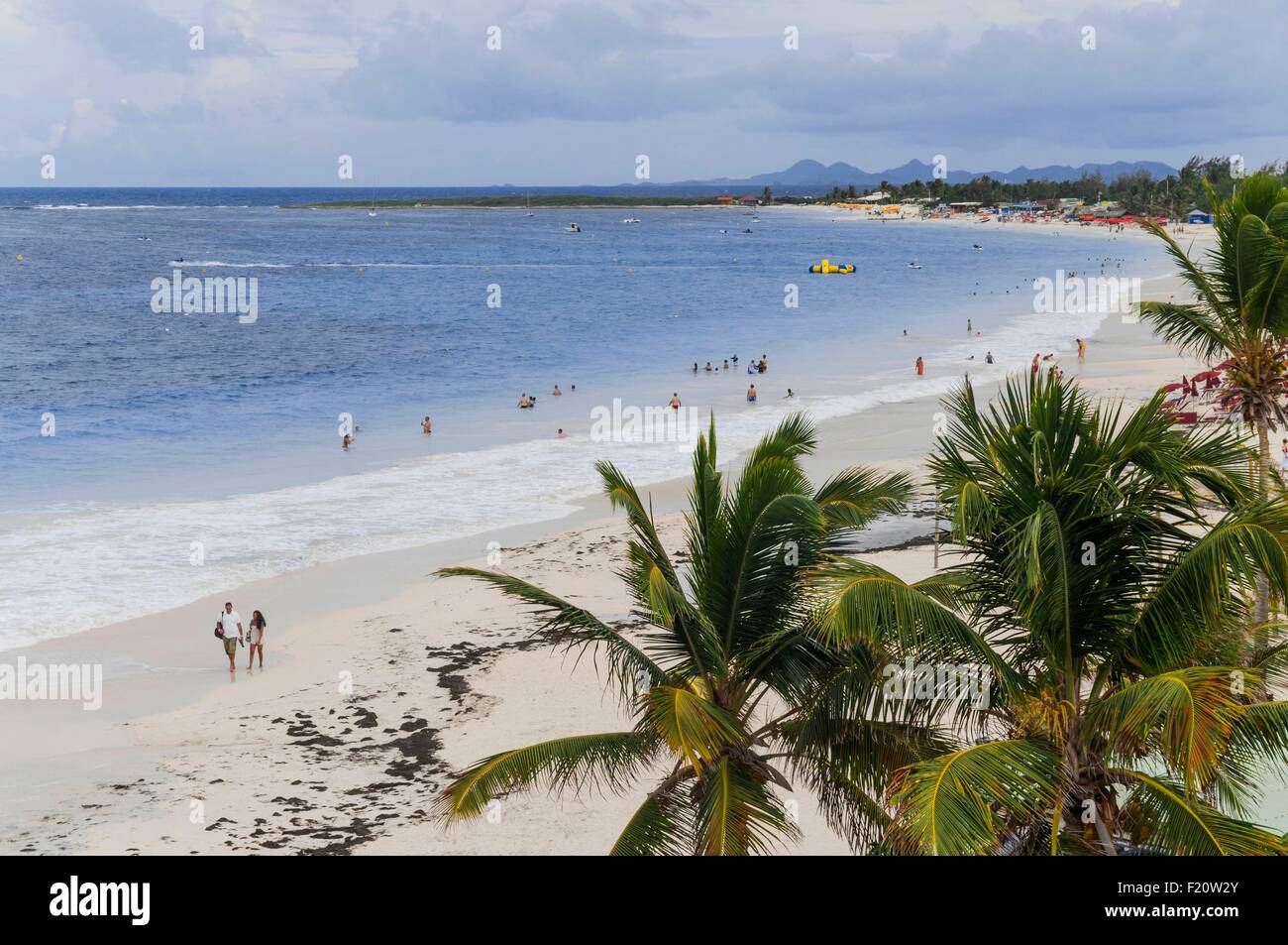 Francia, French West Indies, Saint Martin isola, lato francese, Spiaggia di Baia Orientale, dietro loro Saint Barth isola Foto Stock