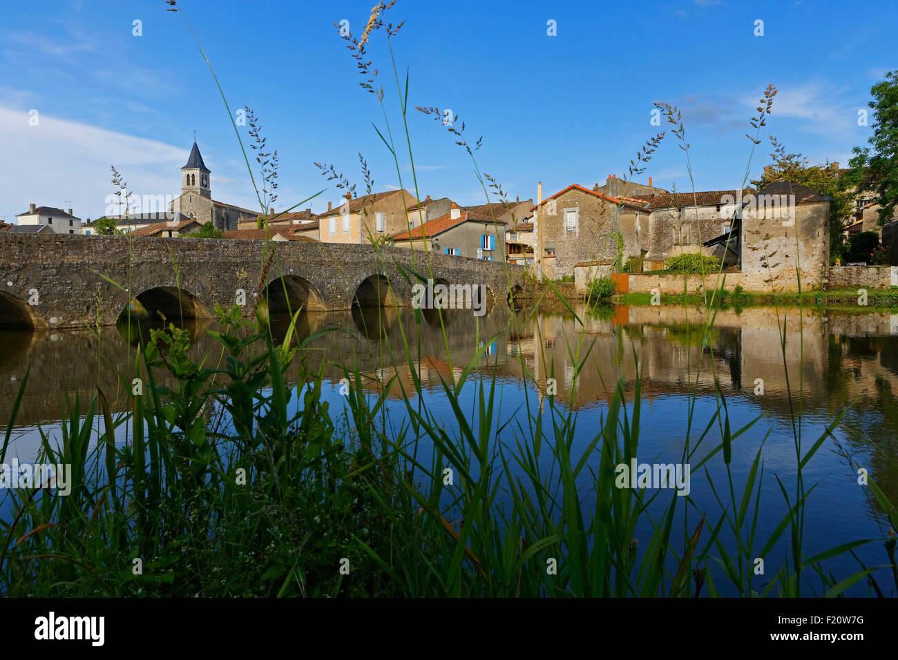 Francia, Vienne, Sanzio, vista generale con il ponte romano, ha detto ai pastori di ponte, costruito nel 1688 a Luigi XIV tasse Foto Stock