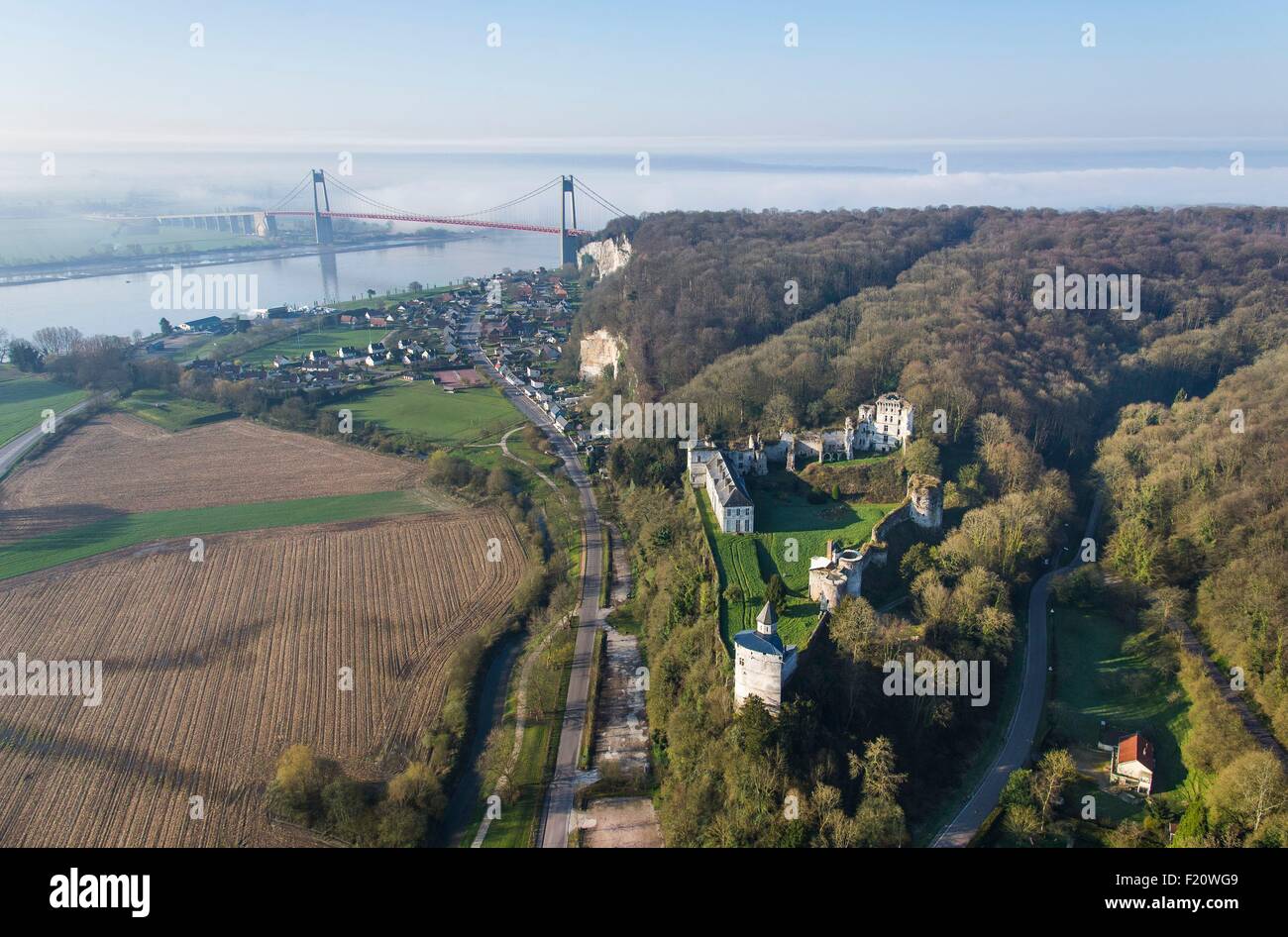 Francia, Seine Maritime, Tancarville Tancarville, castello del XII secolo la fortezza (vista aerea) Foto Stock