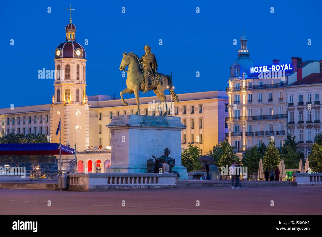 Francia, Rhone, Lione, place Bellecour o Place Louis-le-Grand (62 000 m2), la statua equestre di Luigi XIV e la torre campanaria della carità luoghi Antonine Poncet, torre campanaria-tour dell'ex ospedale della carità Foto Stock