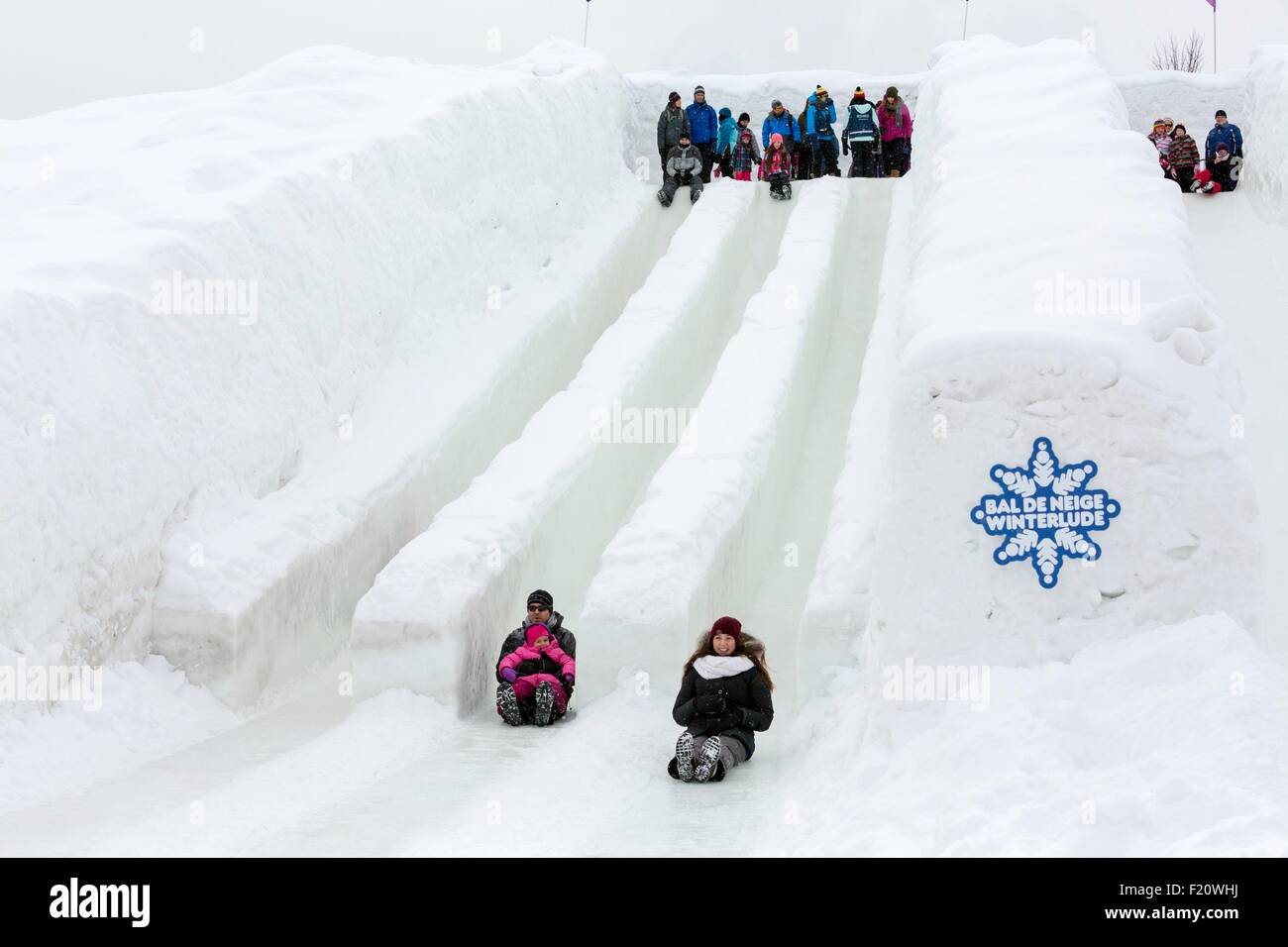 Canada, Provincia di Quebec, Outaouais, Gatineau, la Winterlude evento invernale, scivola in Jacques Cartier Park Foto Stock