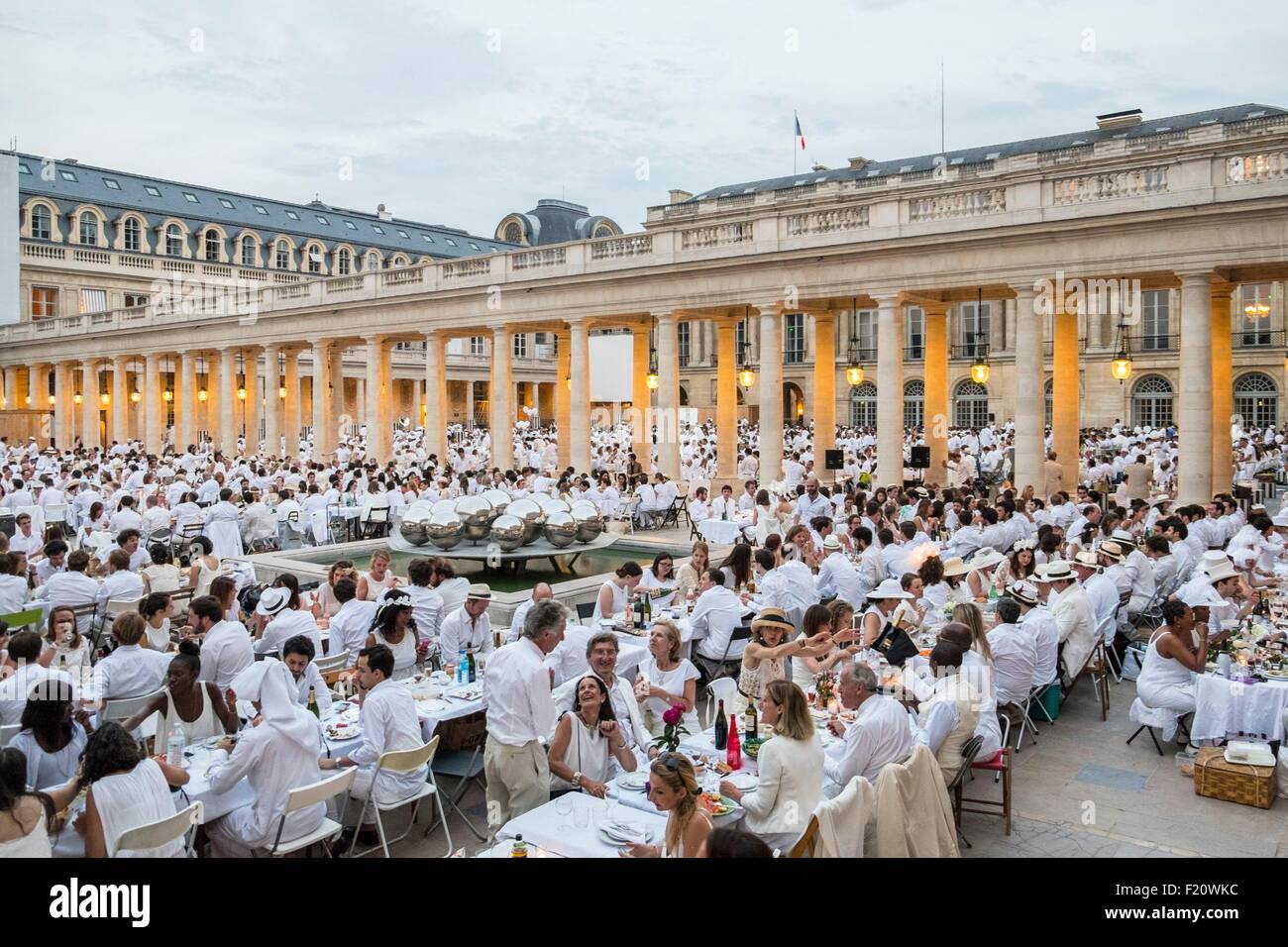 Francia, Parigi, Palais Royal (Palazzo Reale), la Notte Bianca si svolge in  un luogo segreto rivelato all'ultimo momento un giovedì in giugno Foto  stock - Alamy