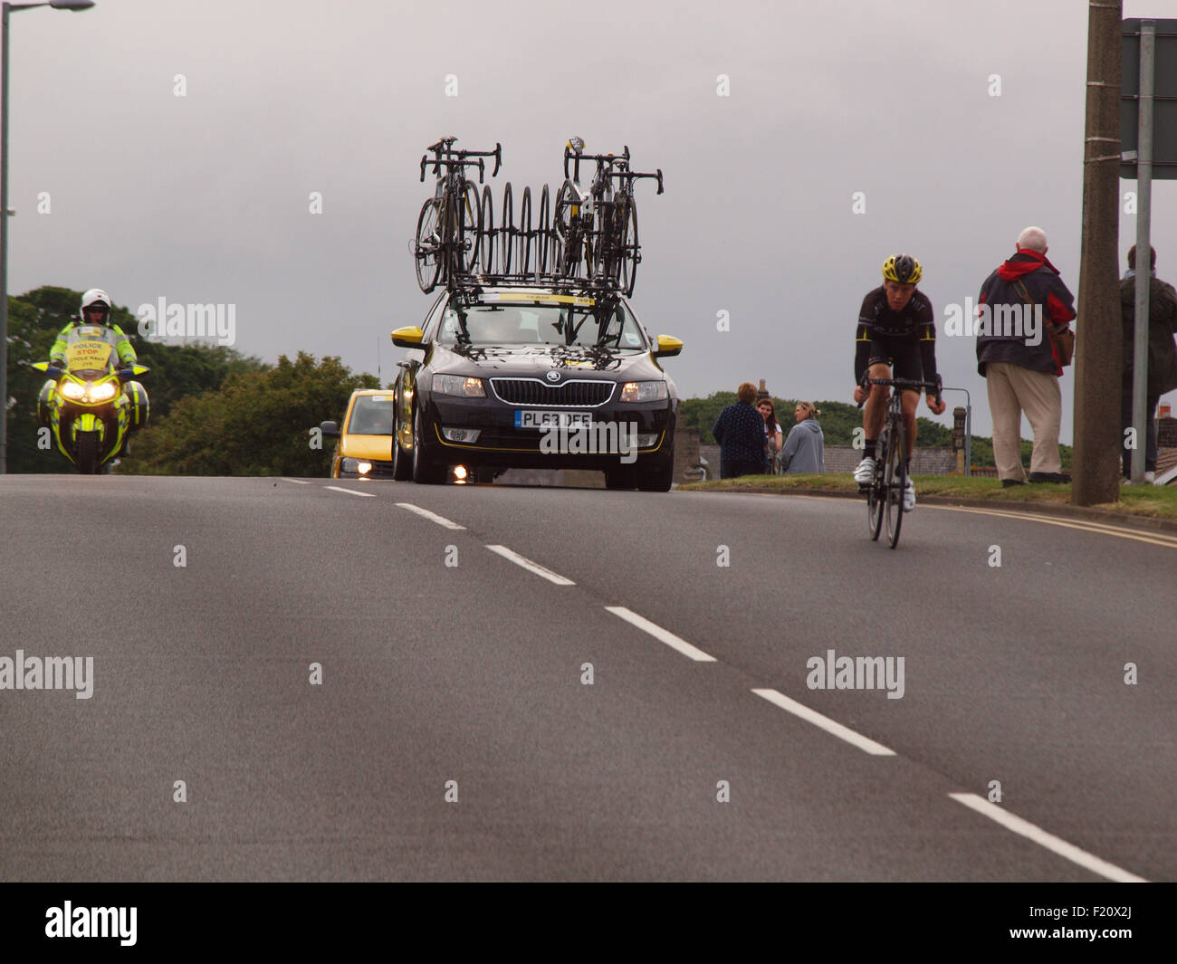 Newcastle Upon Tyne, Regno Unito. Il 9 settembre 2015. Growds si riuniscono per guardare il ''Banco del ciclo di Gran Bretagna gara'' nella tappa finale a Seaton Sluice prima racing in Blyth centro città. Credito: James Walsh Alamy/Live News Foto Stock