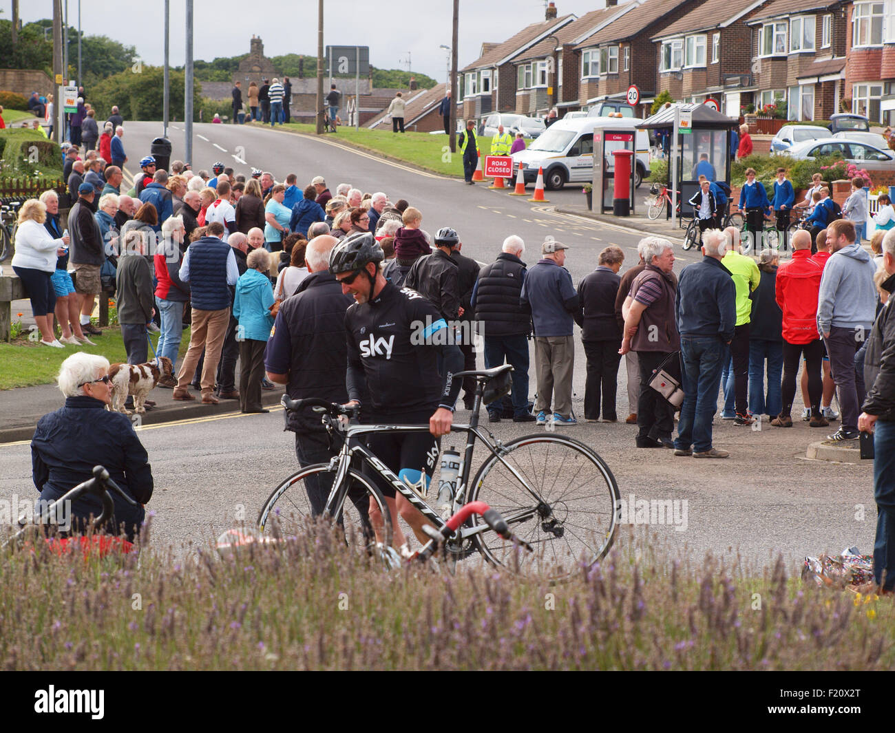 Newcasrle Upon Tyne, 9 settembre 2015, UK News. Growds si riuniscono per guardare il ''Banco del ciclo di Gran Bretagna gara'' nella tappa finale a Seaton Sluice prima racing in Blyth centro città. Credito: James Walsh Alamy/Live News Foto Stock