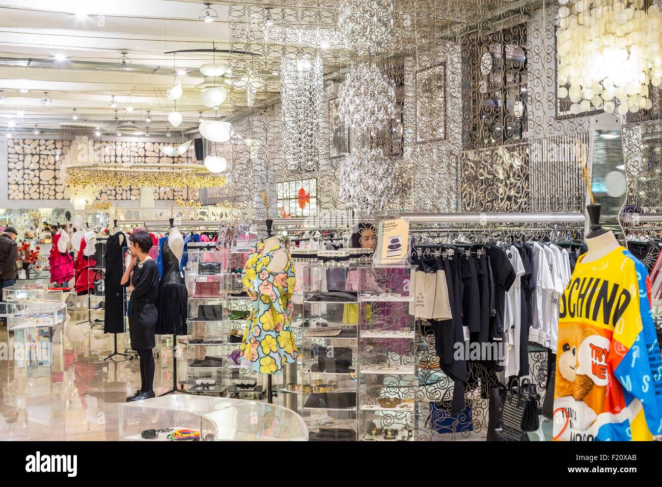 L'Italia, Lombardia, Milano, 10 Corso Como fondato nel 1990 da Carla Sozzani e decorate da artisti Kris Ruhs include un concept store, un bookshop, una caffetteria, un hotel, una galleria di arte e di un ristorante Foto Stock