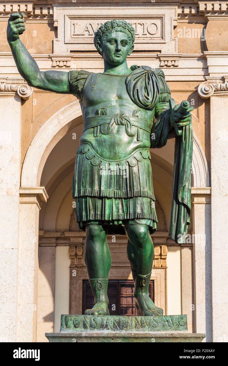 L'Italia, Lombardia, Milano, Corso di Porta Ticinese, piazza della Basilica  di San Lorenzo con la statua dell'imperatore romano Costantino Foto stock -  Alamy