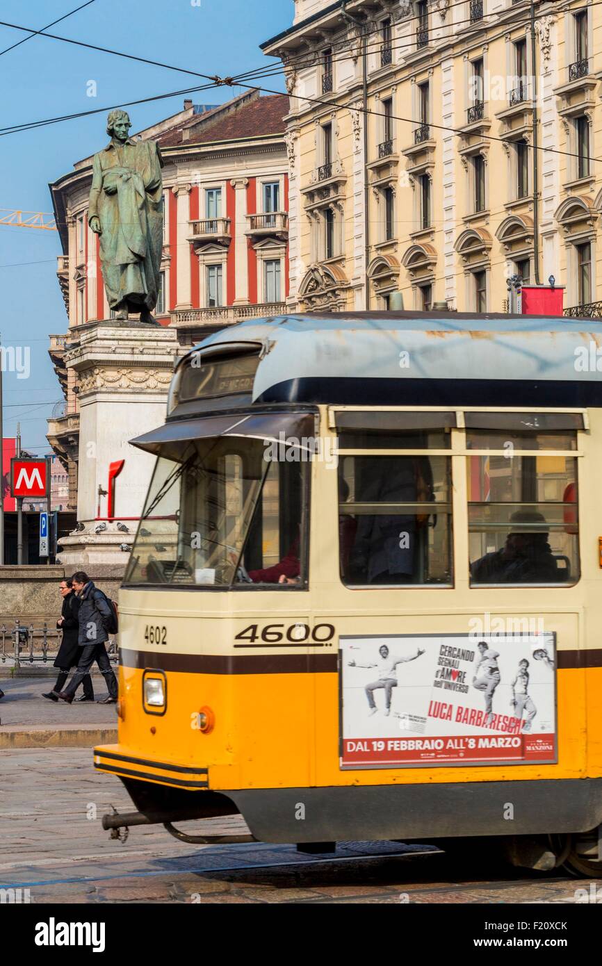 L'Italia, Lombardia, Milano, Piazza Cordusio, tram a fondo con la statua del poeta italiano Giuseppe Parini (1729-1799) Foto Stock