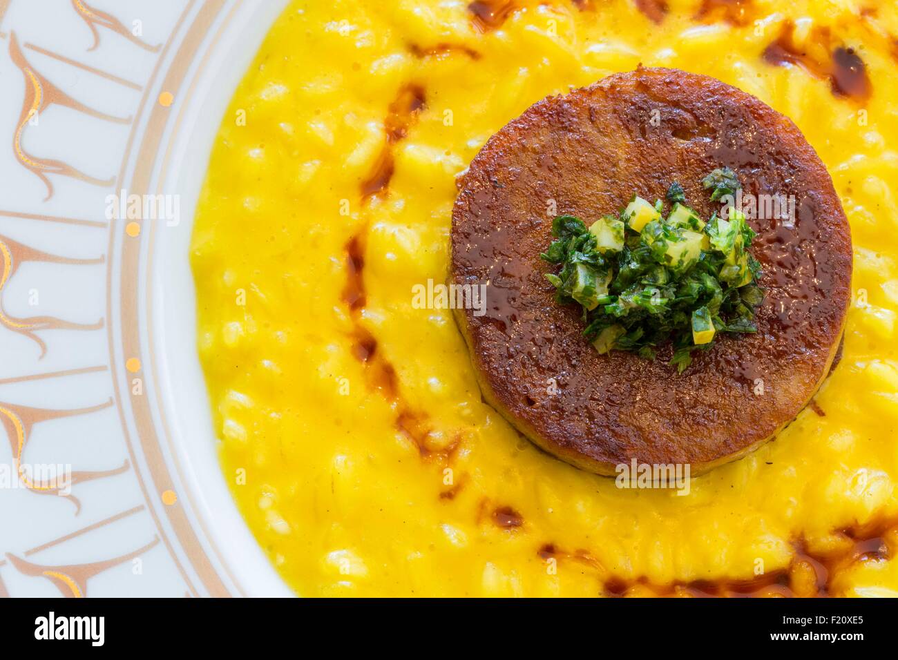L'Italia, Lombardia, Milano, Piazza della Scala, Trussardi Alla Scala Ristorante installato entro il Trussardi boutique di moda, Osso Buco con risotto allo zafferano (piatto tradizionale Milanese) Foto Stock