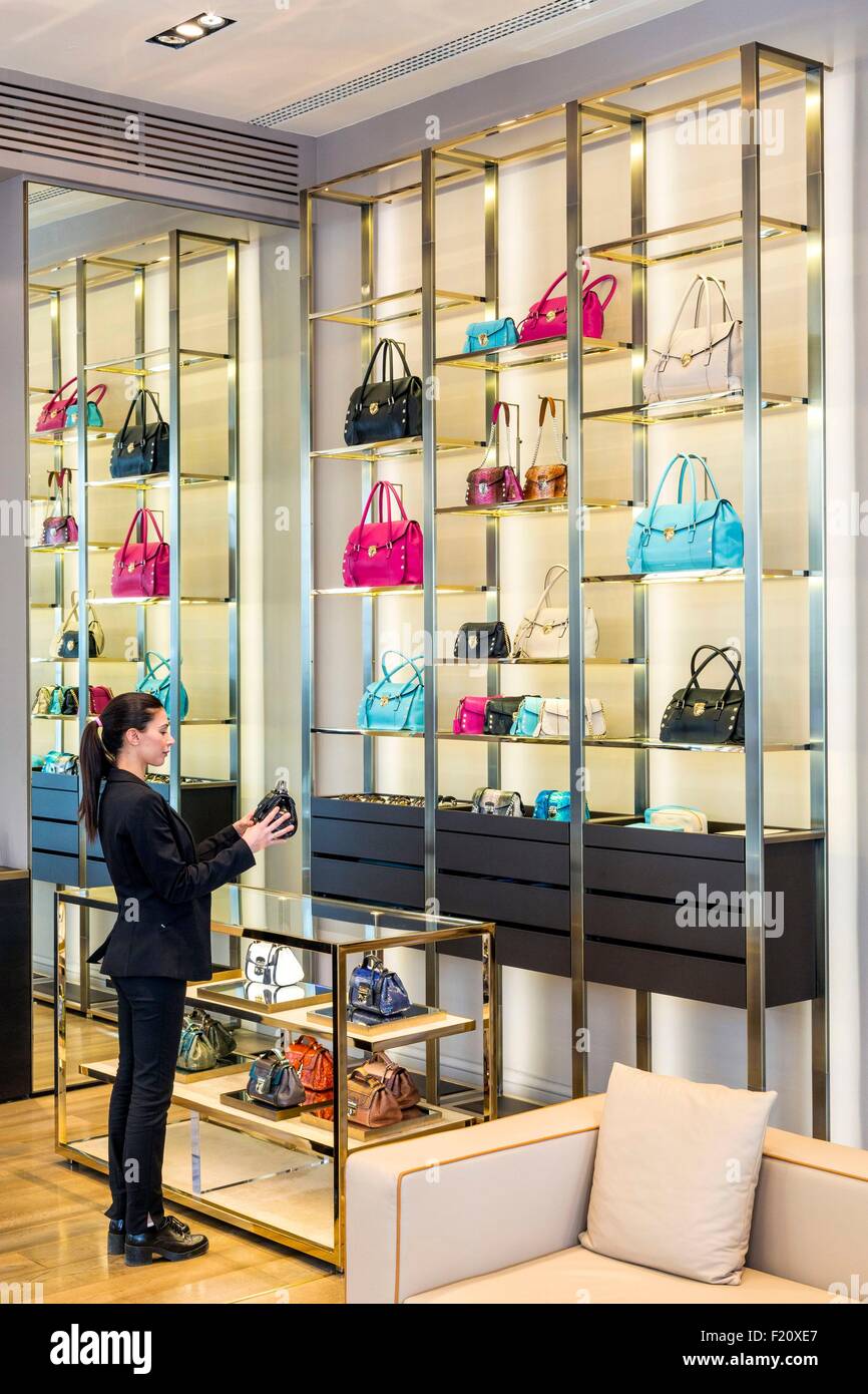 L'Italia, Lombardia, Milano, Piazza della Scala, Trussardi boutique di moda, raggio di cuoio Foto Stock