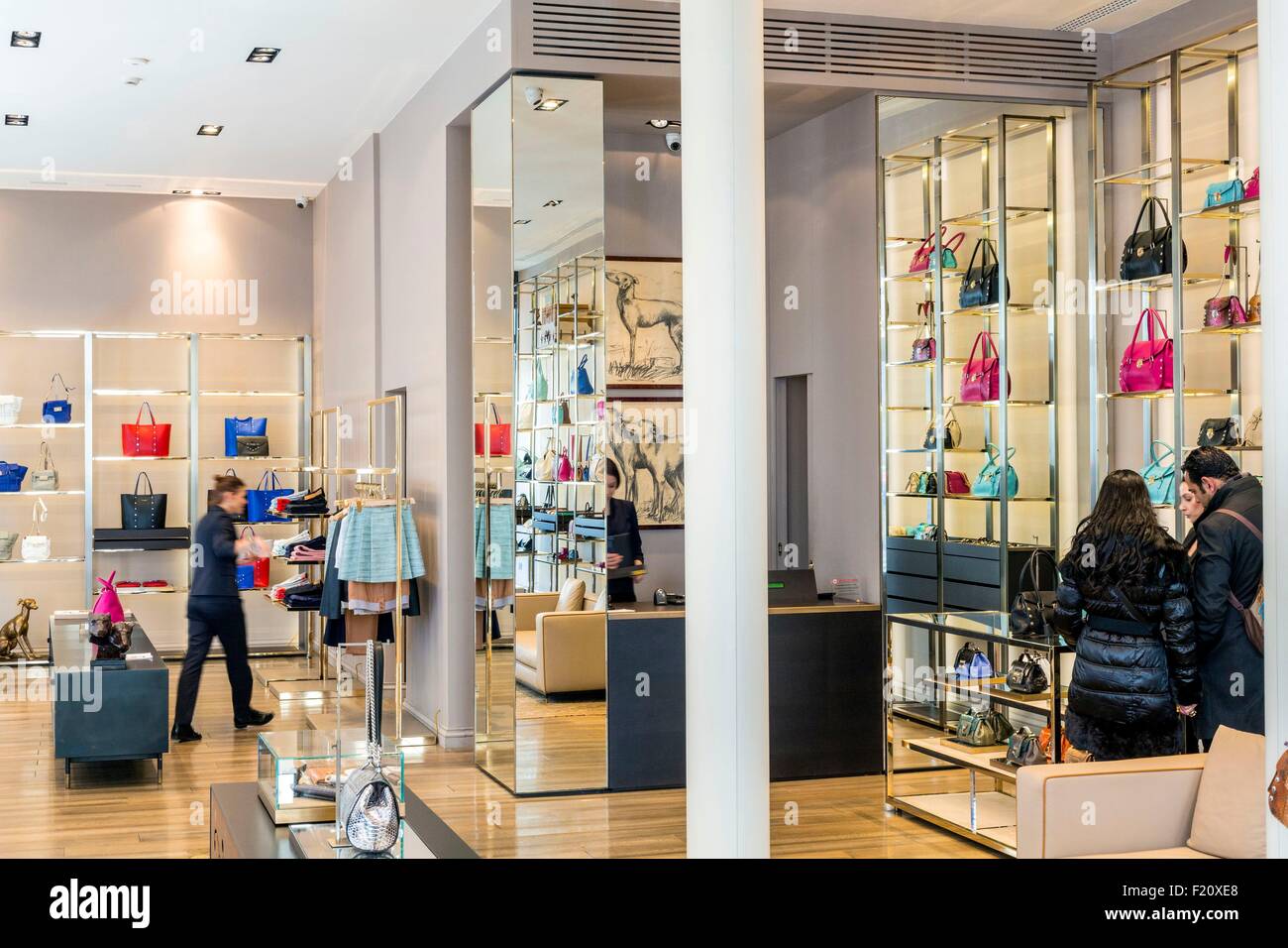 L'Italia, Lombardia, Milano, Piazza della Scala, Trussardi boutique di moda, raggio di cuoio Foto Stock