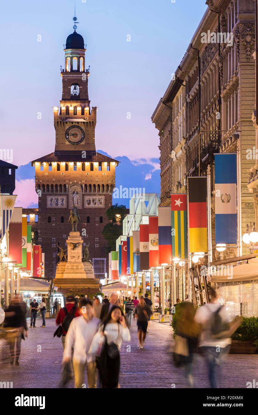 L'Italia, Lombardia, Milano Castello Sforzesco, costruito nel XV secolo dal Duca di Milano Francesco Sforza, Torre del Filarete, torre costruita dall'architetto Antonio di Pietro Averlino (o Averulino) noto anche come il Filarete e via Dante Foto Stock