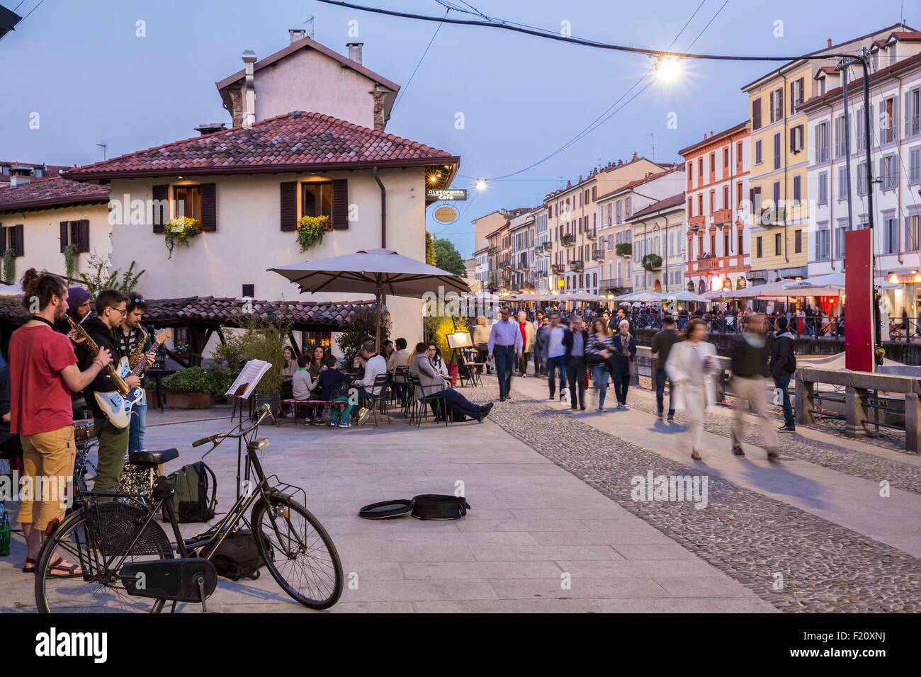 L'Italia, Lombardia, Milano, Navigli, il Naviglio Grande canal e Via Alzaia Naviglio Pavese e i suoi artisti musicisti di strada Foto Stock
