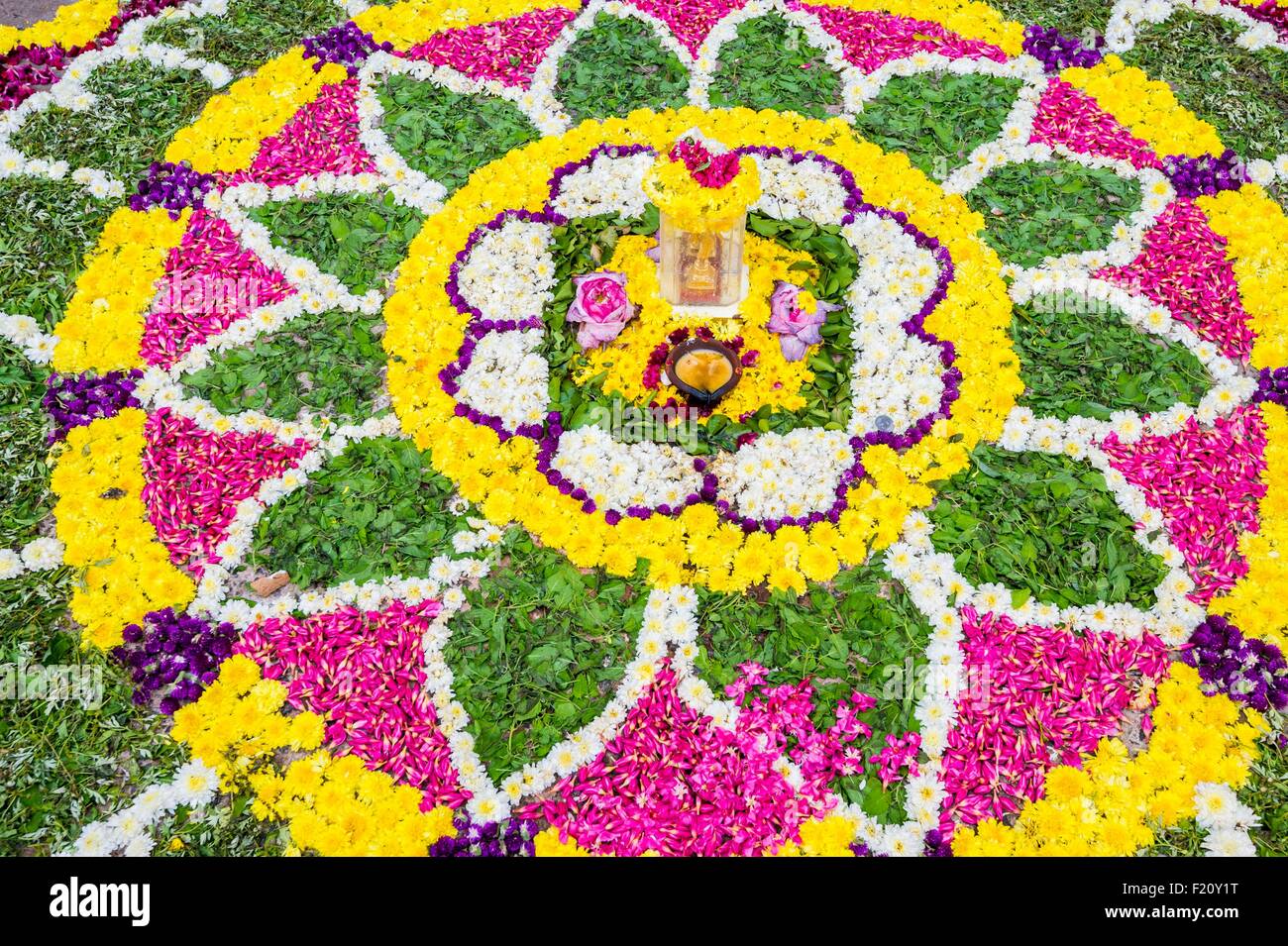 India, Tamil Nadu, Madurai, decorazioni di fiori sul terreno nella parte anteriore del tempio Menakshi Foto Stock