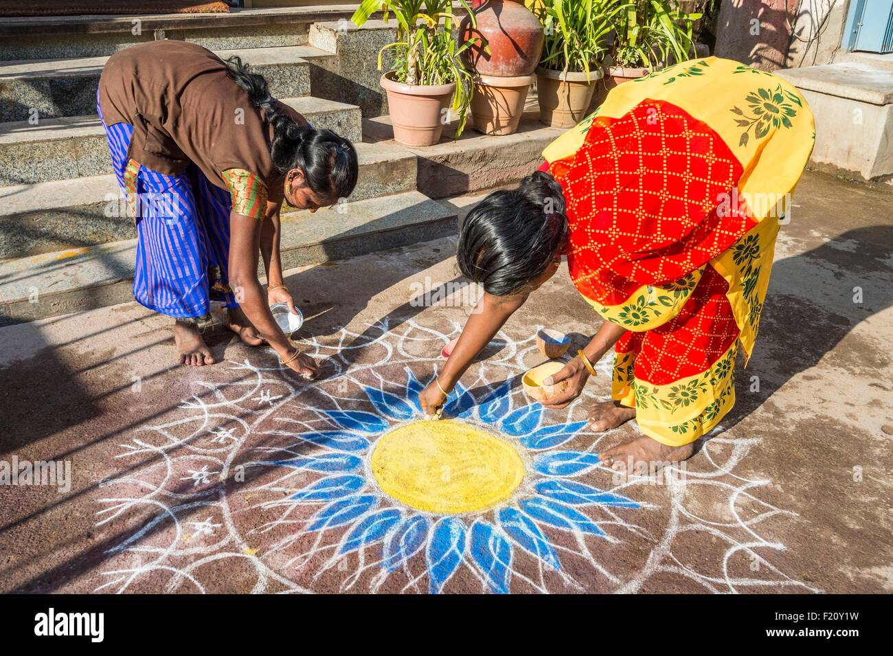India, Tamil Nadu, Madurai, sabbia disegno fatto nella parte anteriore del case per il festival dei raccolti di Pongal Foto Stock