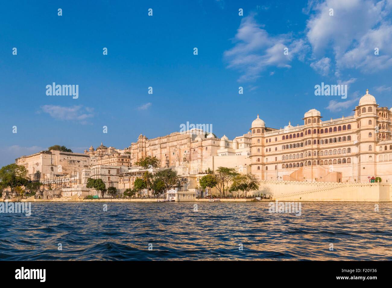 India Rajasthan, Udaipur, il palazzo della città affacciata sul lago Pichola Foto Stock