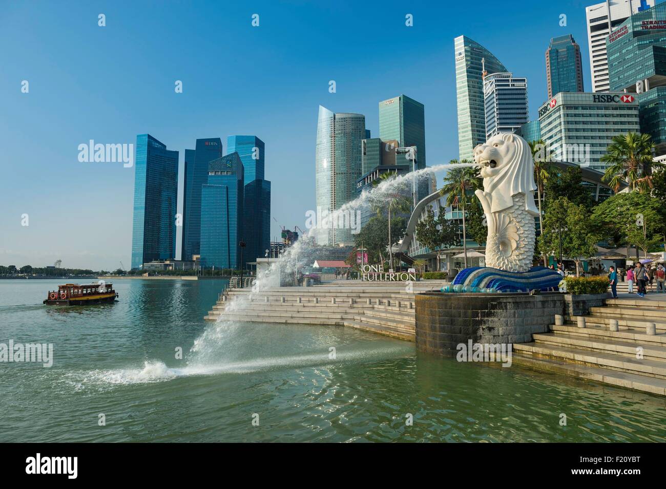 Singapore, centro città, il quartiere finanziario con i suoi dall'alto, il Parco Merlion, emblema della città semi-lion half-pesci Foto Stock