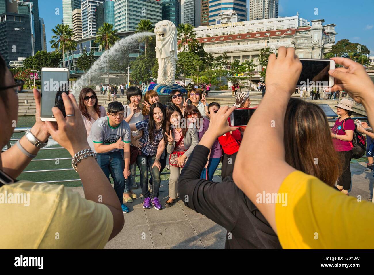 Singapore, centro città, il quartiere finanziario con i suoi dall'alto, il Parco Merlion, emblema della città semi-lion half-pesci Foto Stock