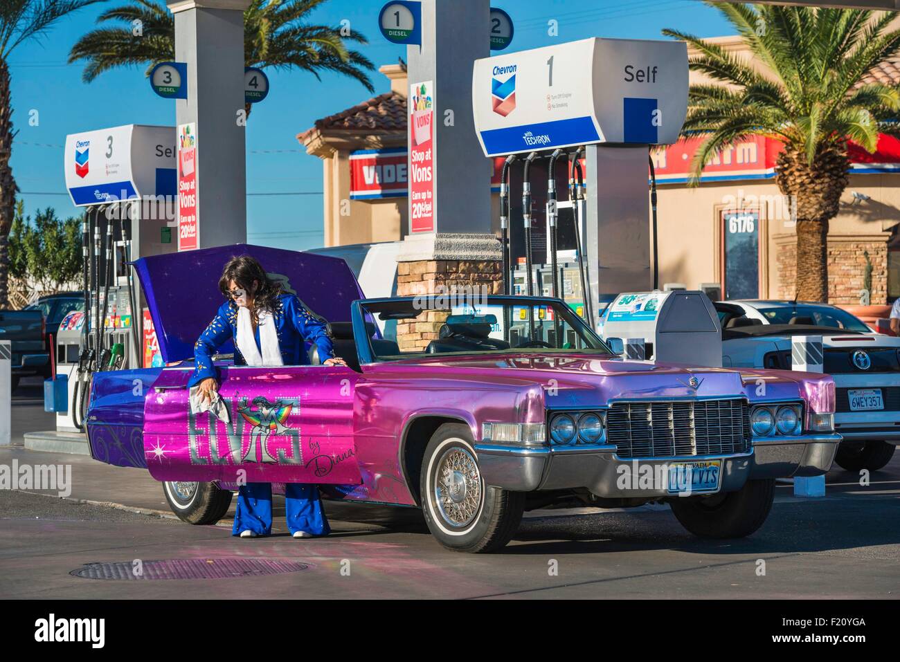 Stati Uniti, Nevada, Las Vegas, stazione di gas, un Elvis Presley impersonator lucidi sua Cadillac Foto Stock