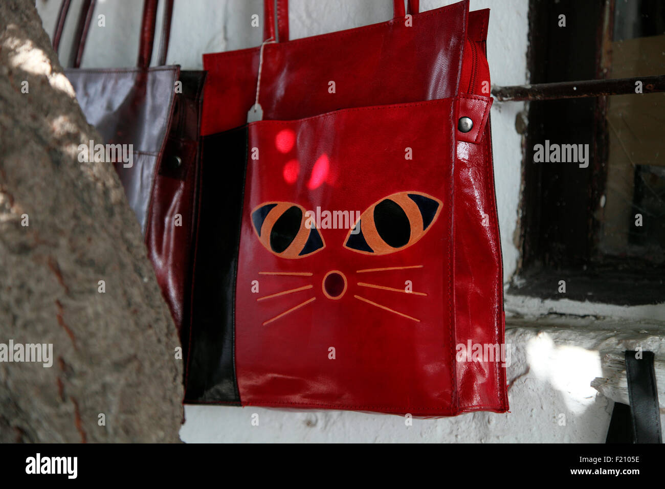 Pussycat borsetta in vendita nel mercato di Rodi Foto Stock