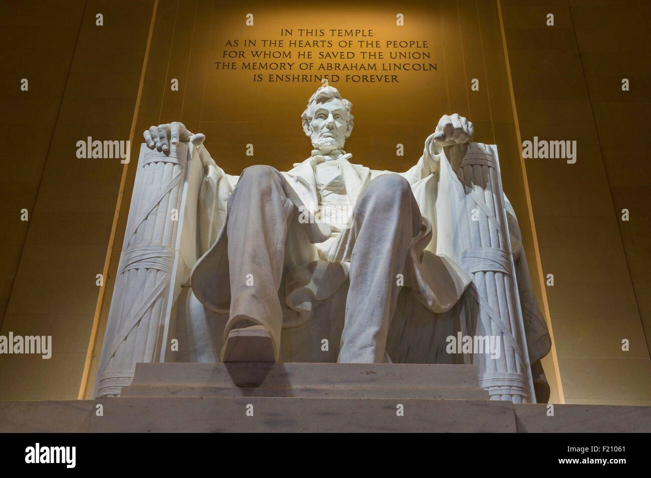 Stati Uniti, Washington DC, il Lincoln Memorial, Abraham Lincoln statua, turisti seduti sulla facciata Foto Stock