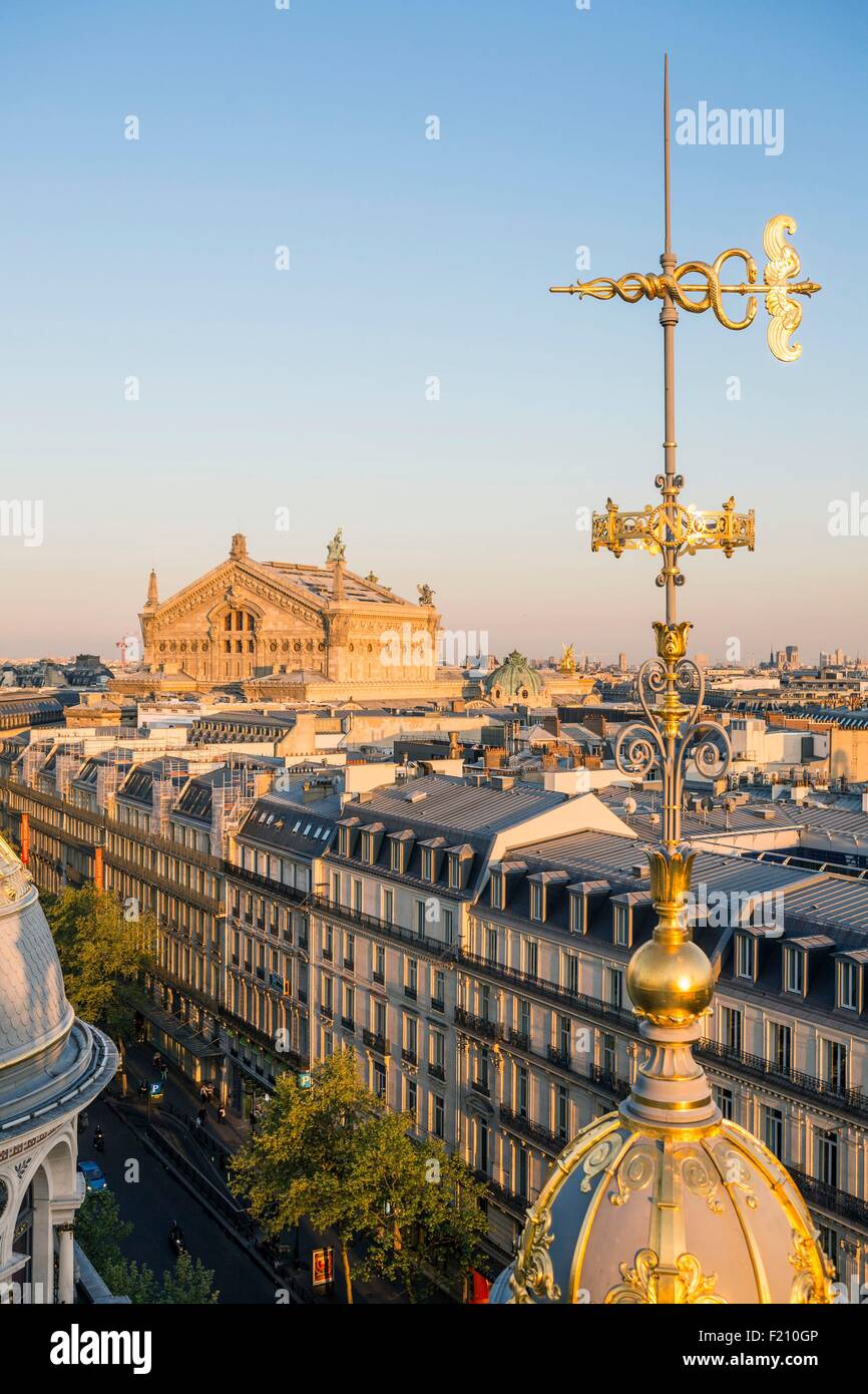 Francia, Parigi, la cupola dorata del Printemps department store (rinnovato nel 2009), e l'Opera Garnier Foto Stock