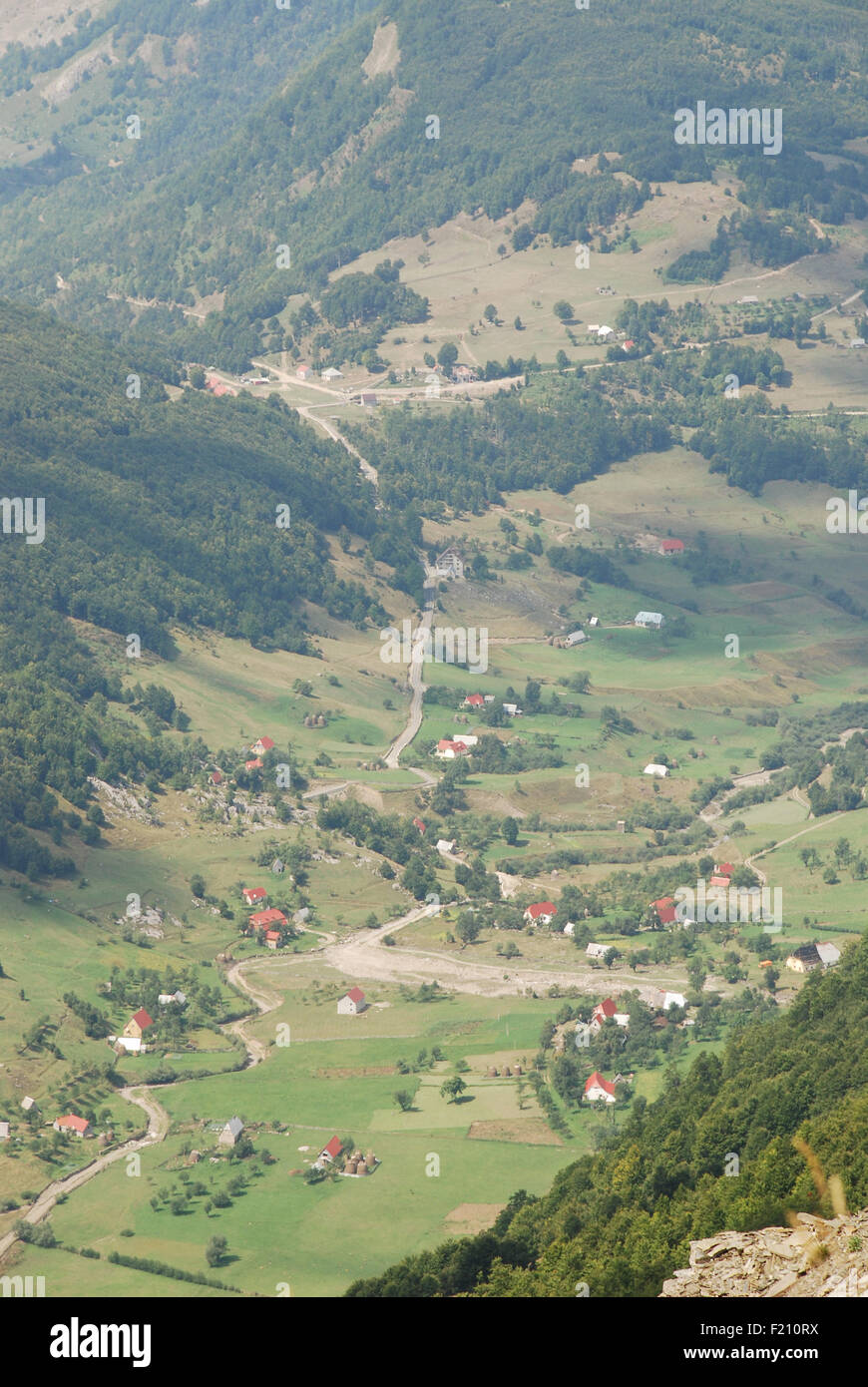 L'Albania villaggio di Lepushe visto da un punto alto nel maledetto montagne Foto Stock