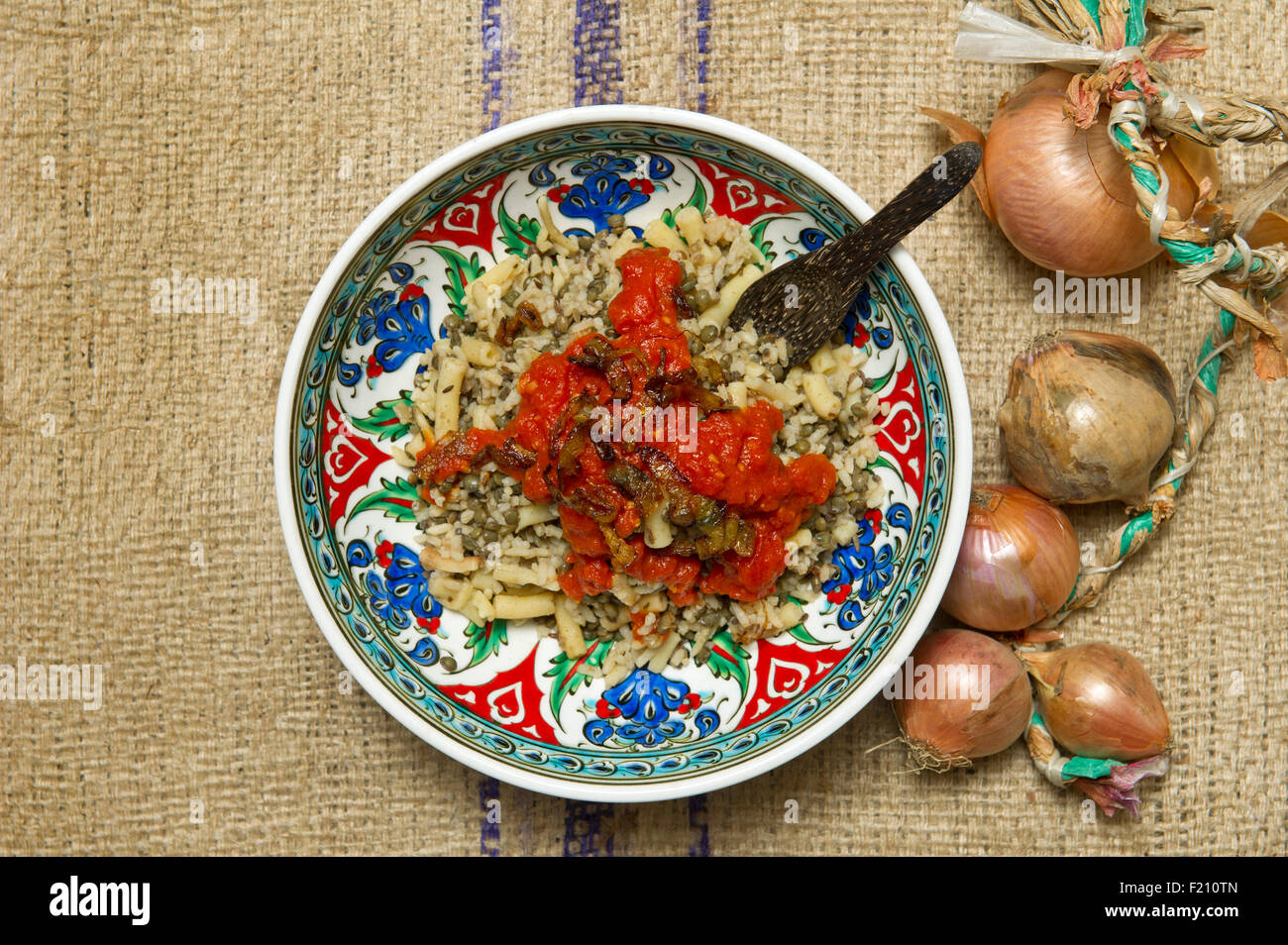 Koshari (egiziano street food) realizzato con riso e lenticchie, pasta, bollito di ceci, caramalised cipolle. Un REGNO UNITO cibo pasto della cucina Foto Stock