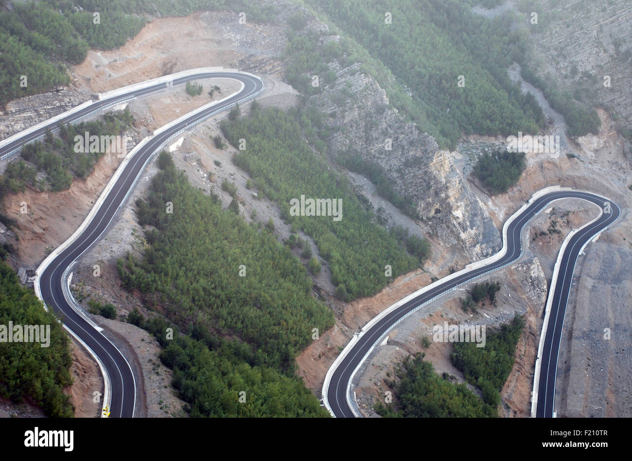 L'autostrada principale tra il Montenegro e l'Albania attraversa le montagne albanesi in una serie di tornanti Foto Stock