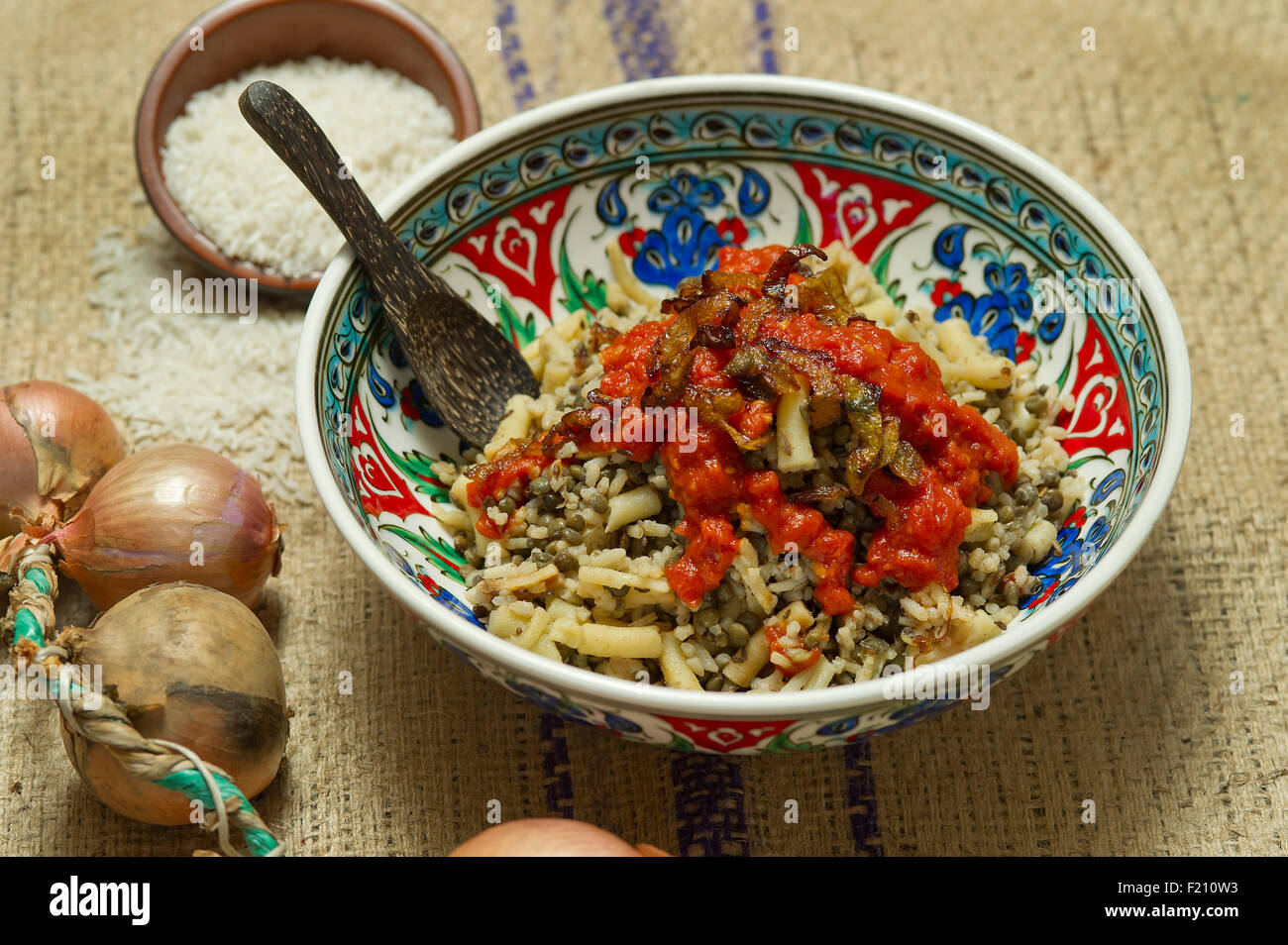 Koshari (egiziano street food) realizzato con riso e lenticchie, pasta, bollito di ceci, caramalised cipolle. Un REGNO UNITO cibo pasto della cucina Foto Stock