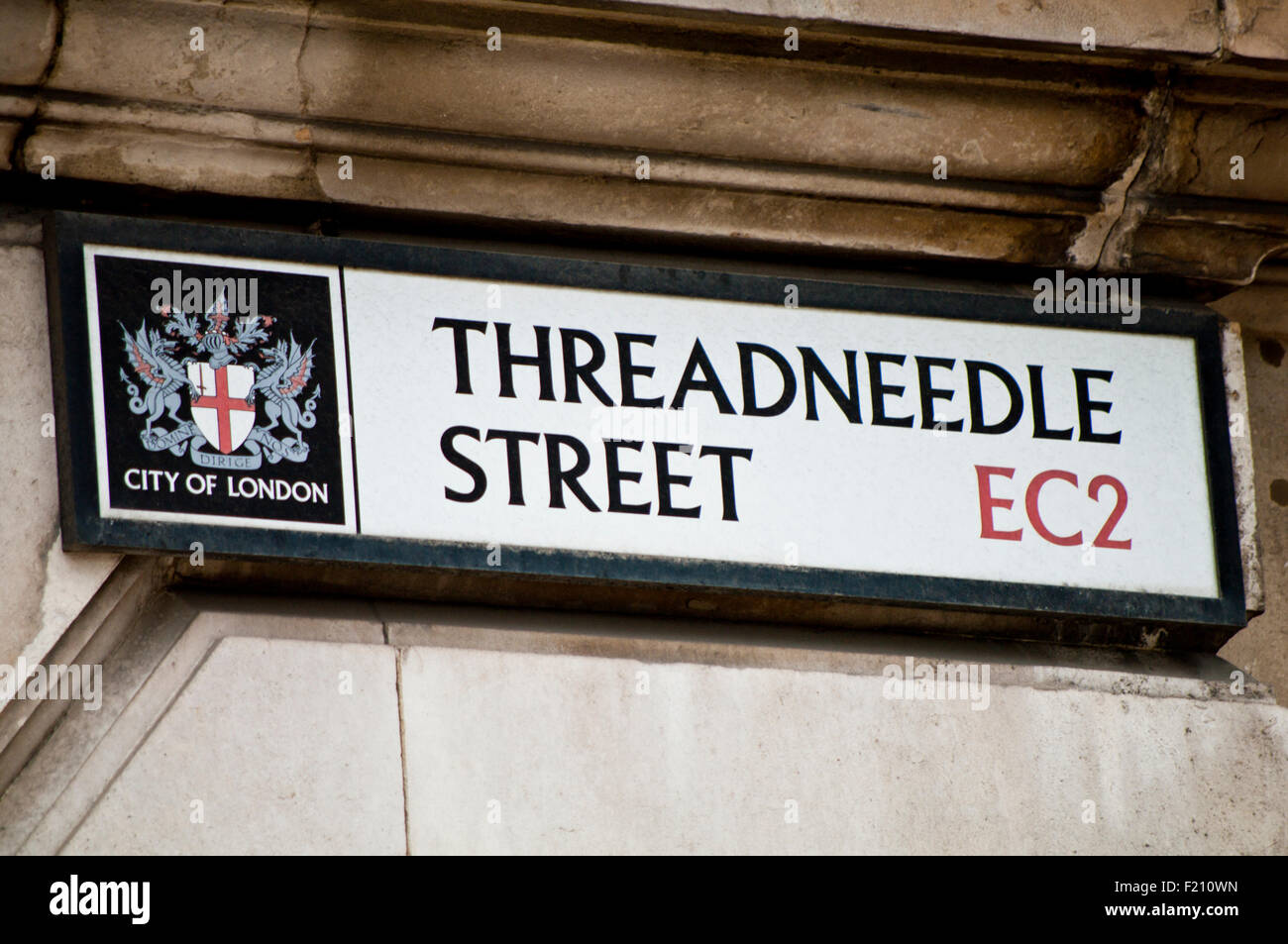 Un cartello stradale per Threadneedle Street, Città di Londra Inghilterra Gran Bretagna Foto Stock