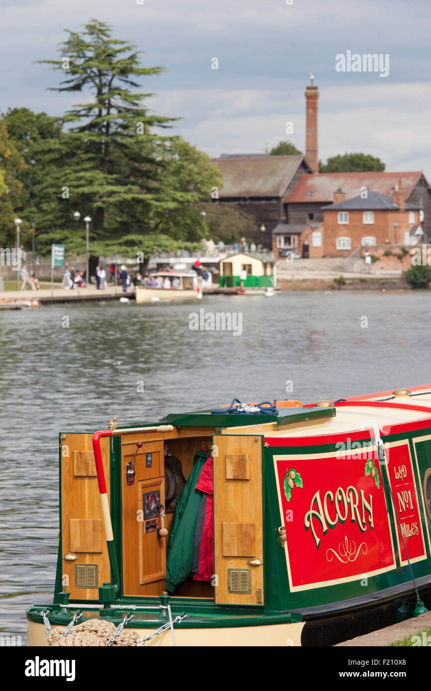 Narrowboat ormeggiato sul fiume Avon, Stratford upon Avon, Warwickshire, Inghilterra, Regno Unito Foto Stock