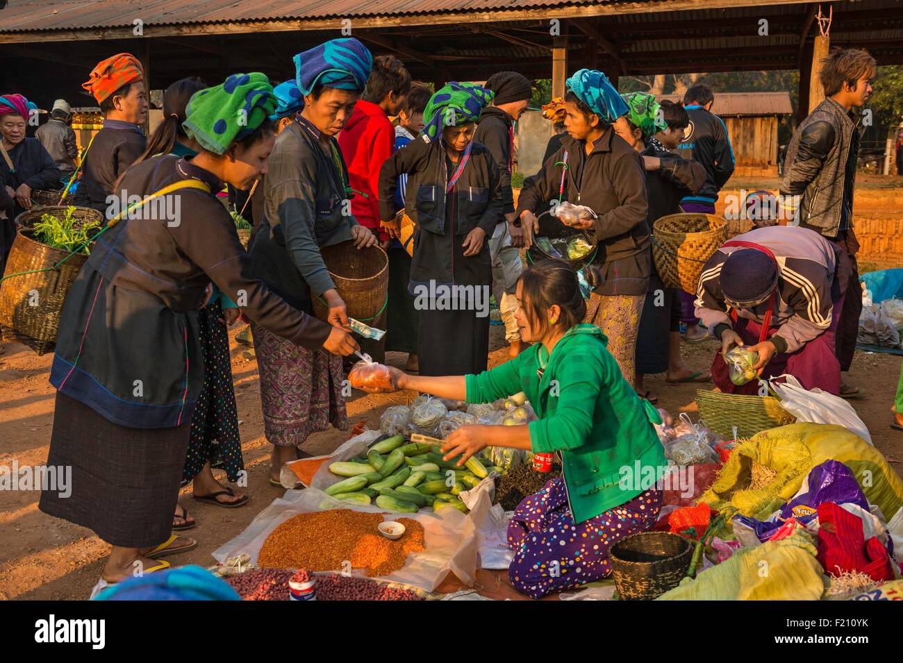 Myanmar (Birmania), stato Shan, Pa'O tribù, Hamsu, Maha Myatmuni pagoda mercato del Foto Stock