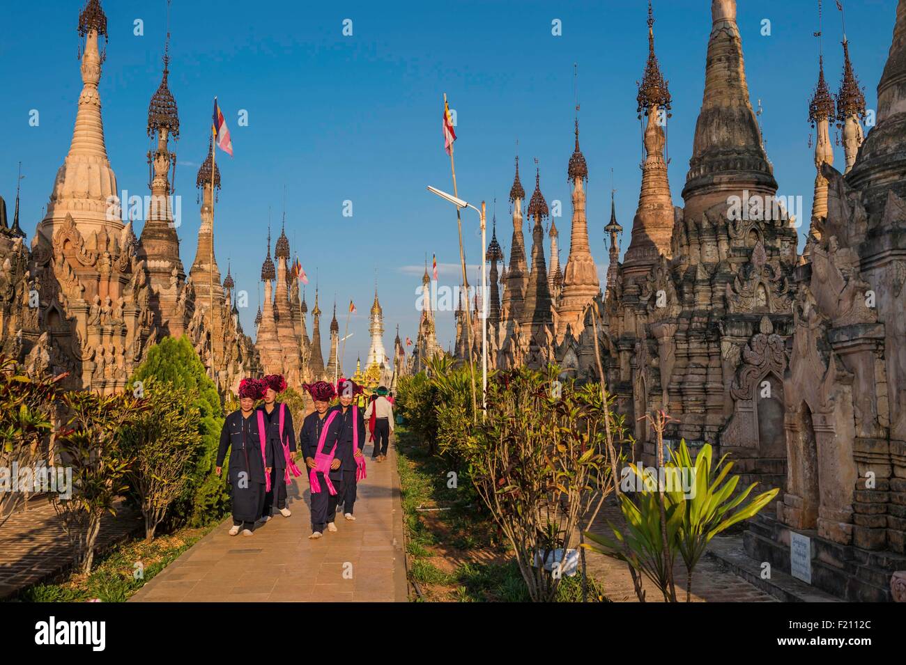 Myanmar (Birmania), stato Shan, Pao la tribù, Kakku, Pao pellegrini indossando costumi tradizionali durante la Kakku pagoda festival organizzato per la luna piena del Tabaung mese di calendario birmano Foto Stock